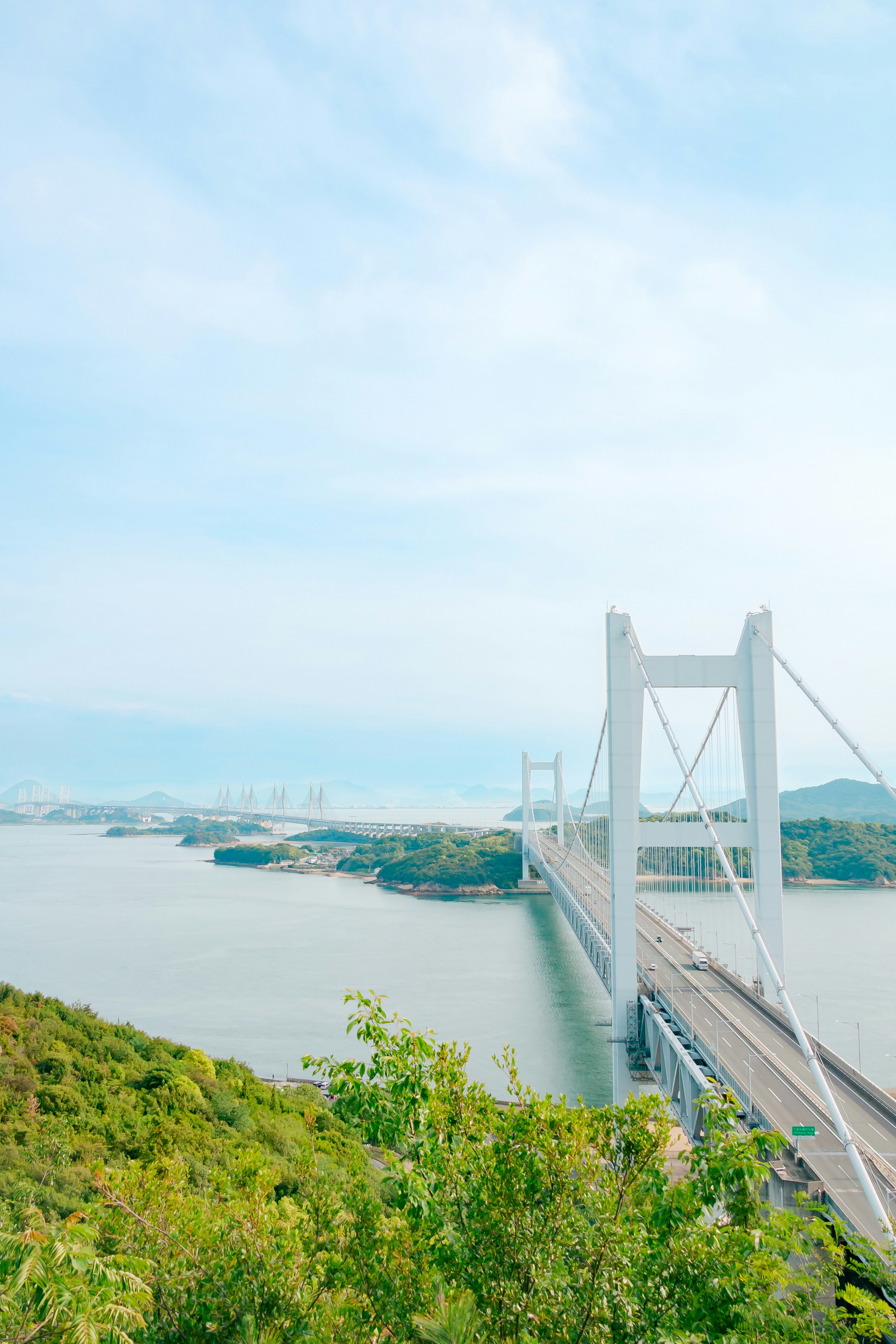 瀬戸大橋と瀬戸内海を見下ろす青空の風景