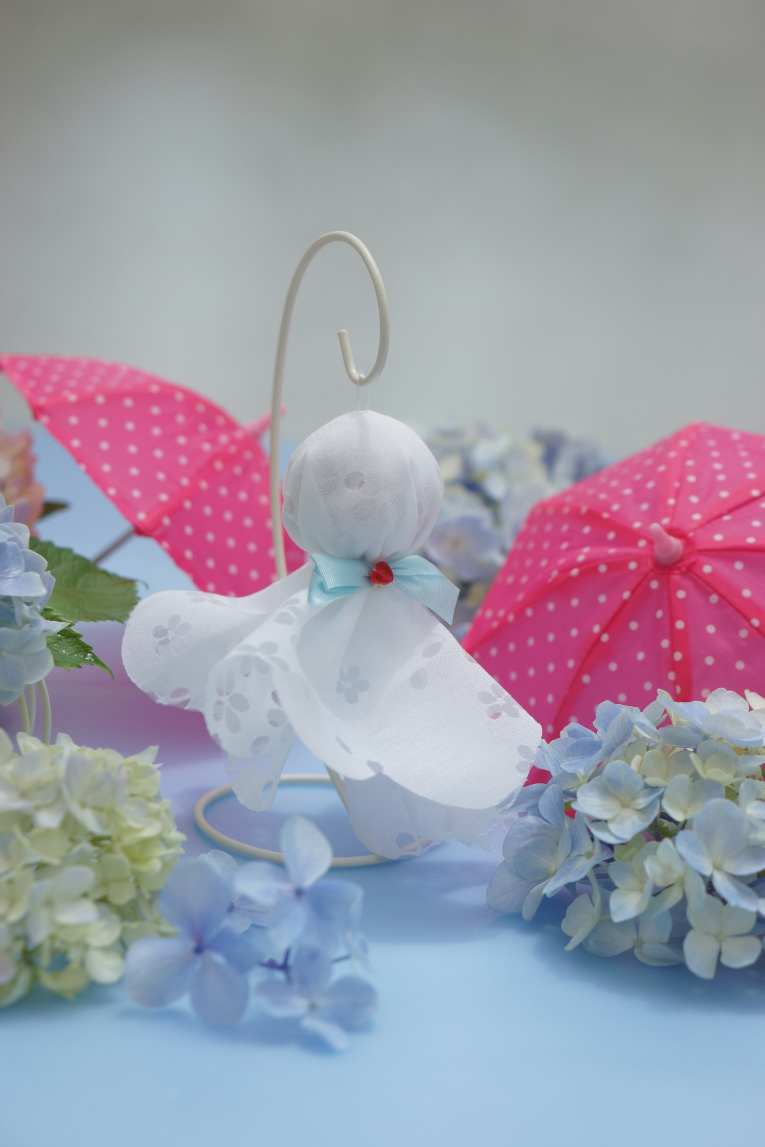 可愛的場景，白裙子的人偶和粉紅色波點雨傘