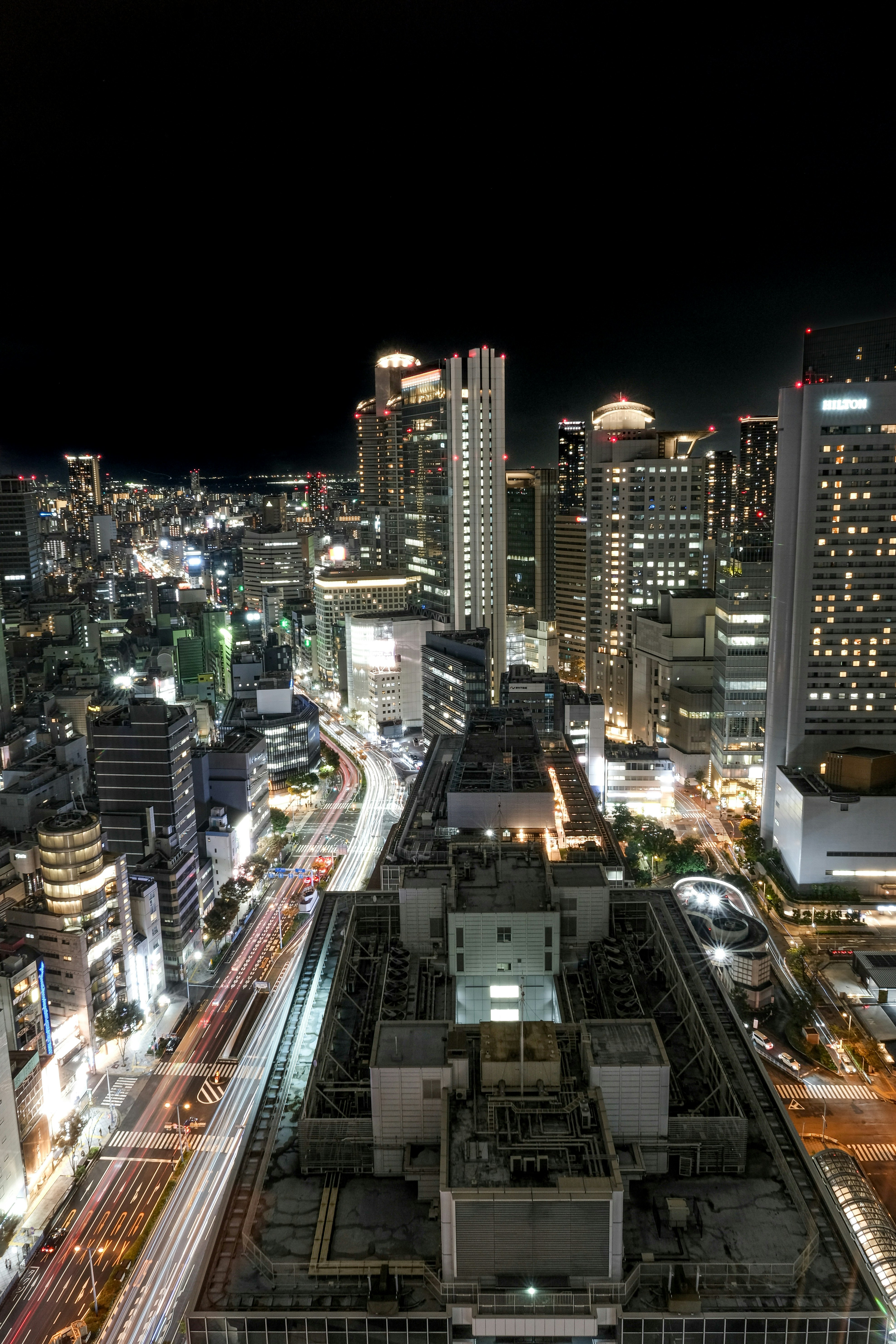 大阪の夜景を見下ろす高層ビル群の都市の光