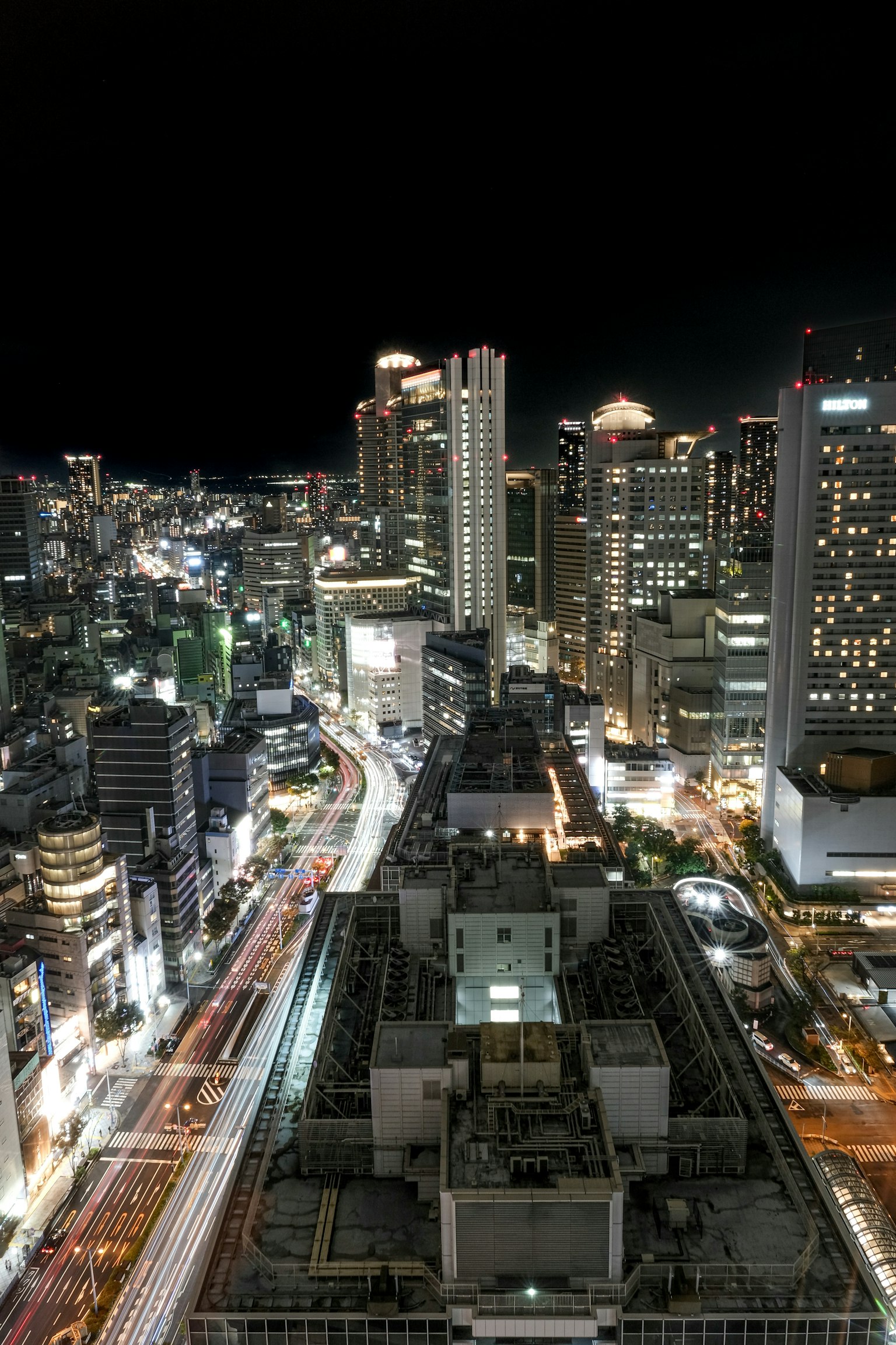 夜景の都市風景 高層ビルと明るい街灯が特徴