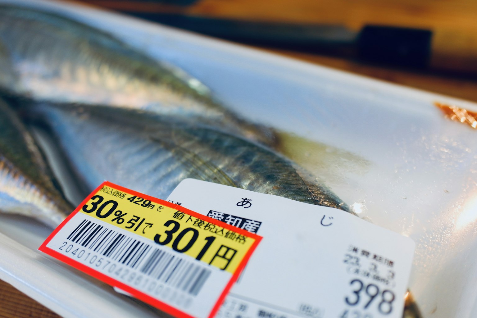 Embalaje de pescado con etiqueta de precio e información sobre descuentos