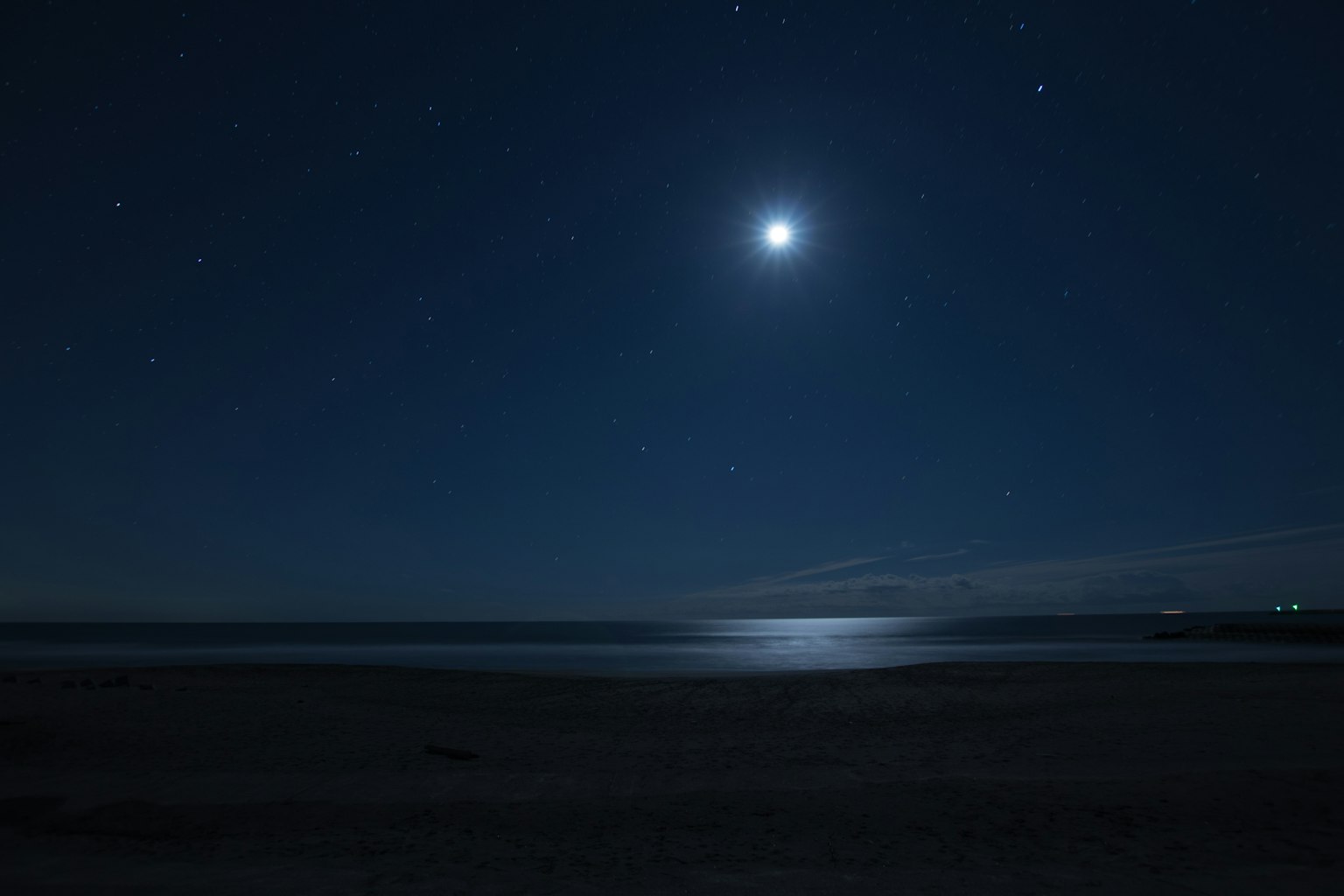 海面上明亮的月亮和星星的夜景