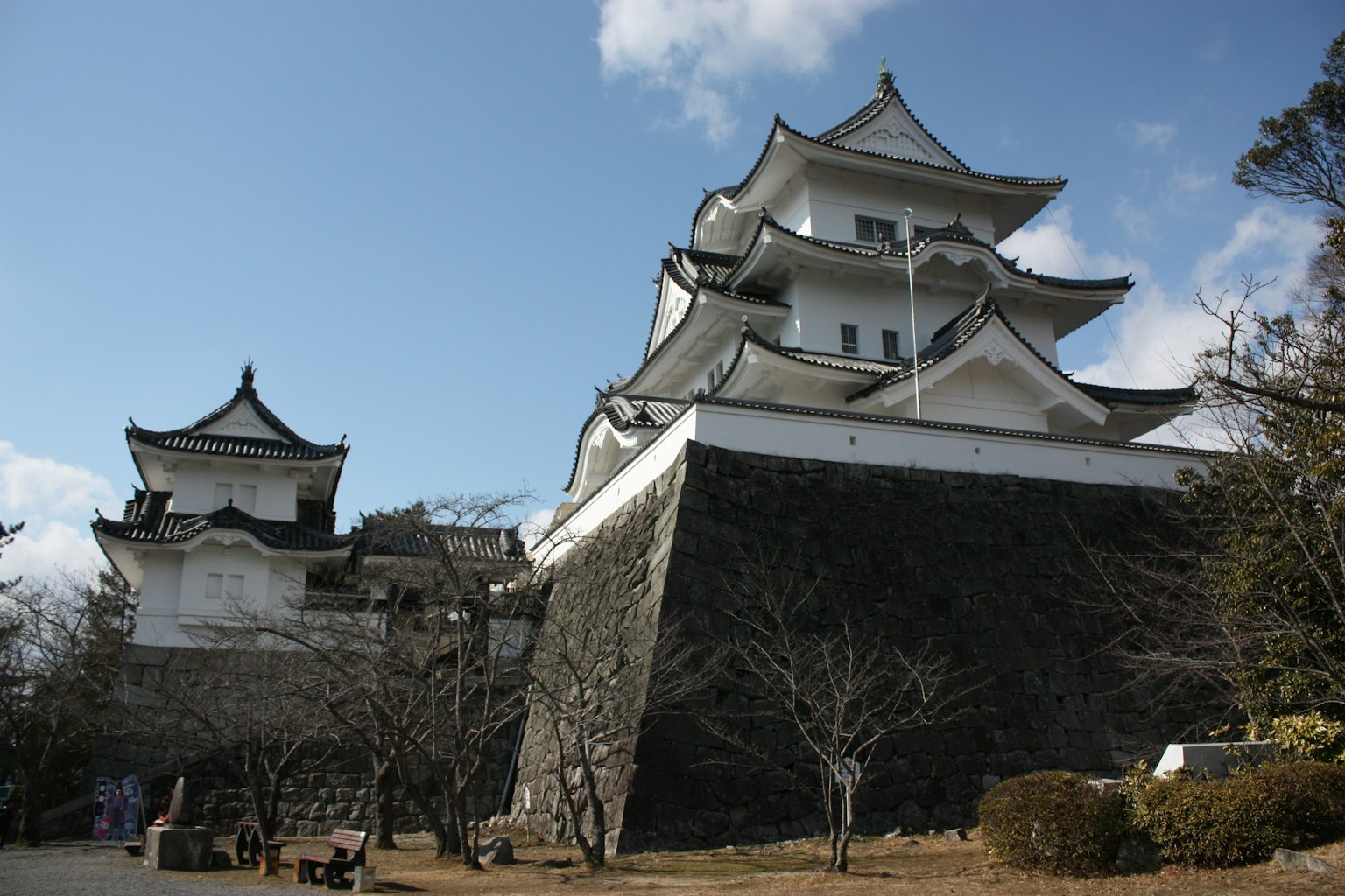 Schöne Außenansicht eines japanischen Schlosses mit hohen Steinmauern und markanten weißen Dächern