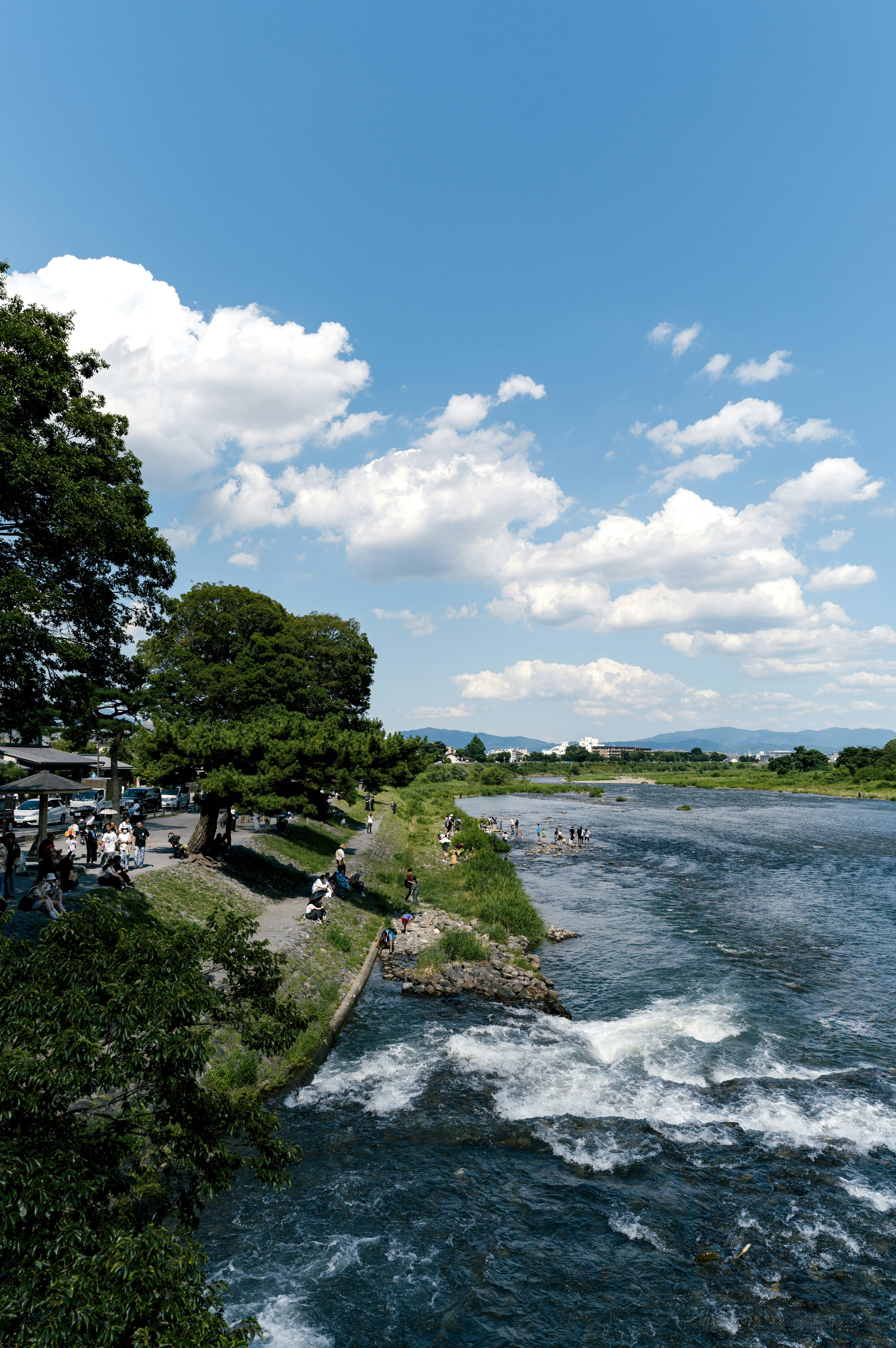 桂川沿いの嵐山の川岸と遊歩道
