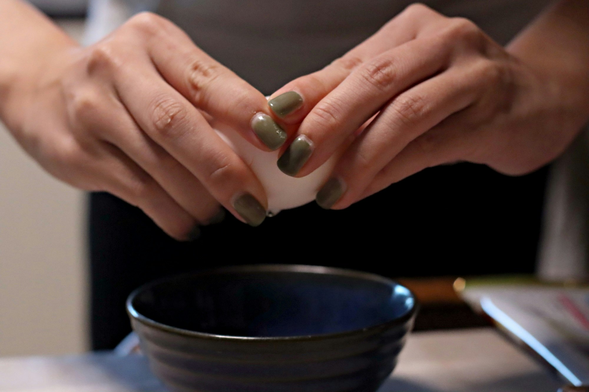 手持指甲油并涂抹的双手
