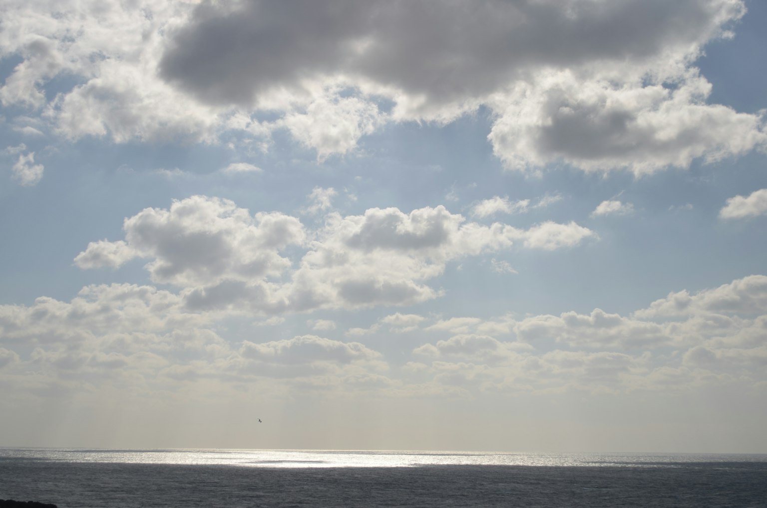 Paesaggio con mare blu e nuvole bianche nel cielo
