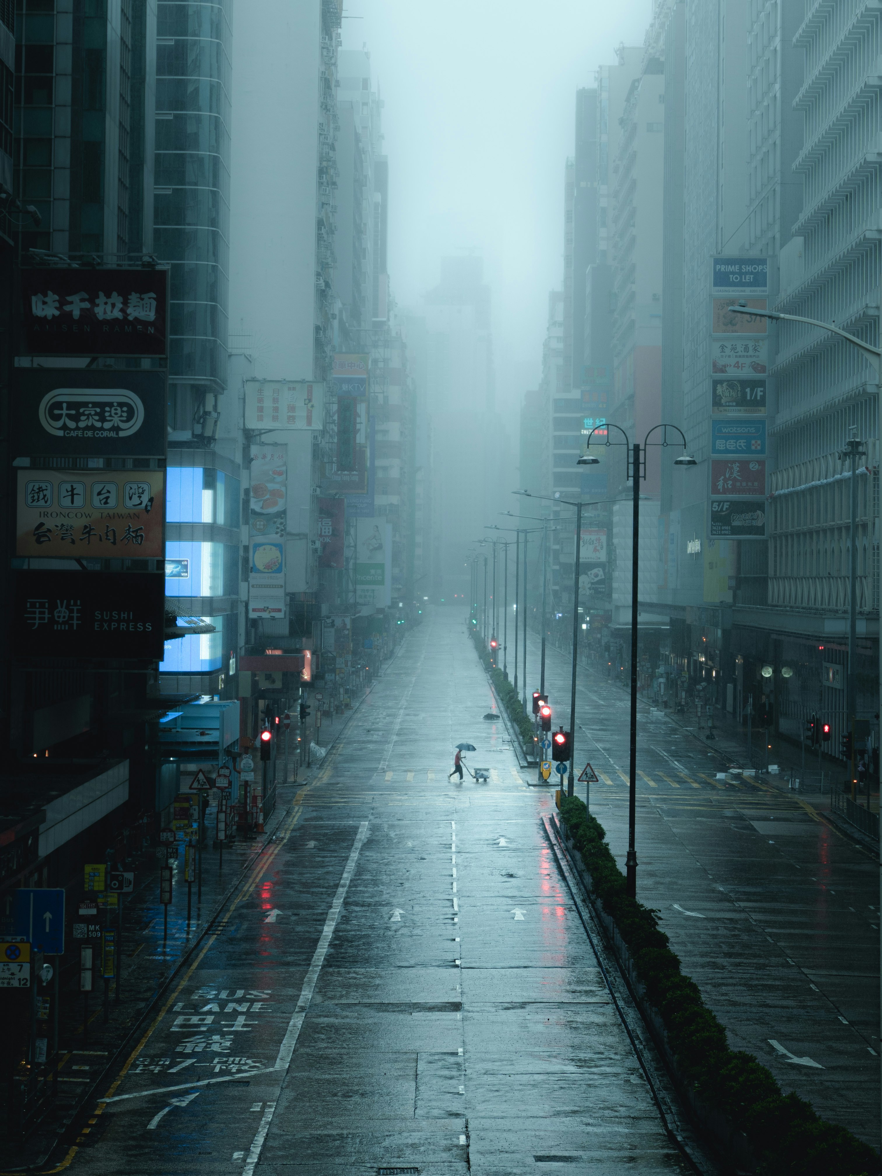 香港彌敦道在霧雨中的空曠街道