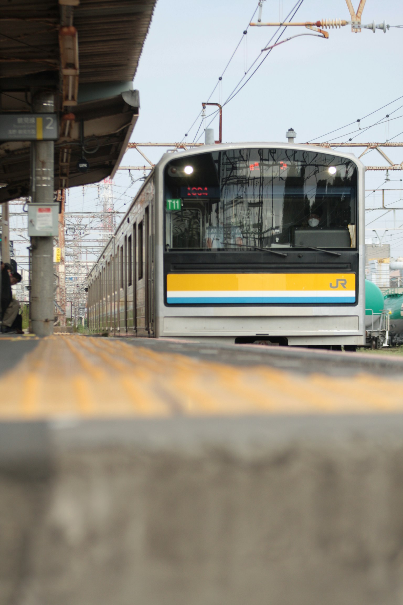 Kereta di stasiun dengan platform yang terlihat
