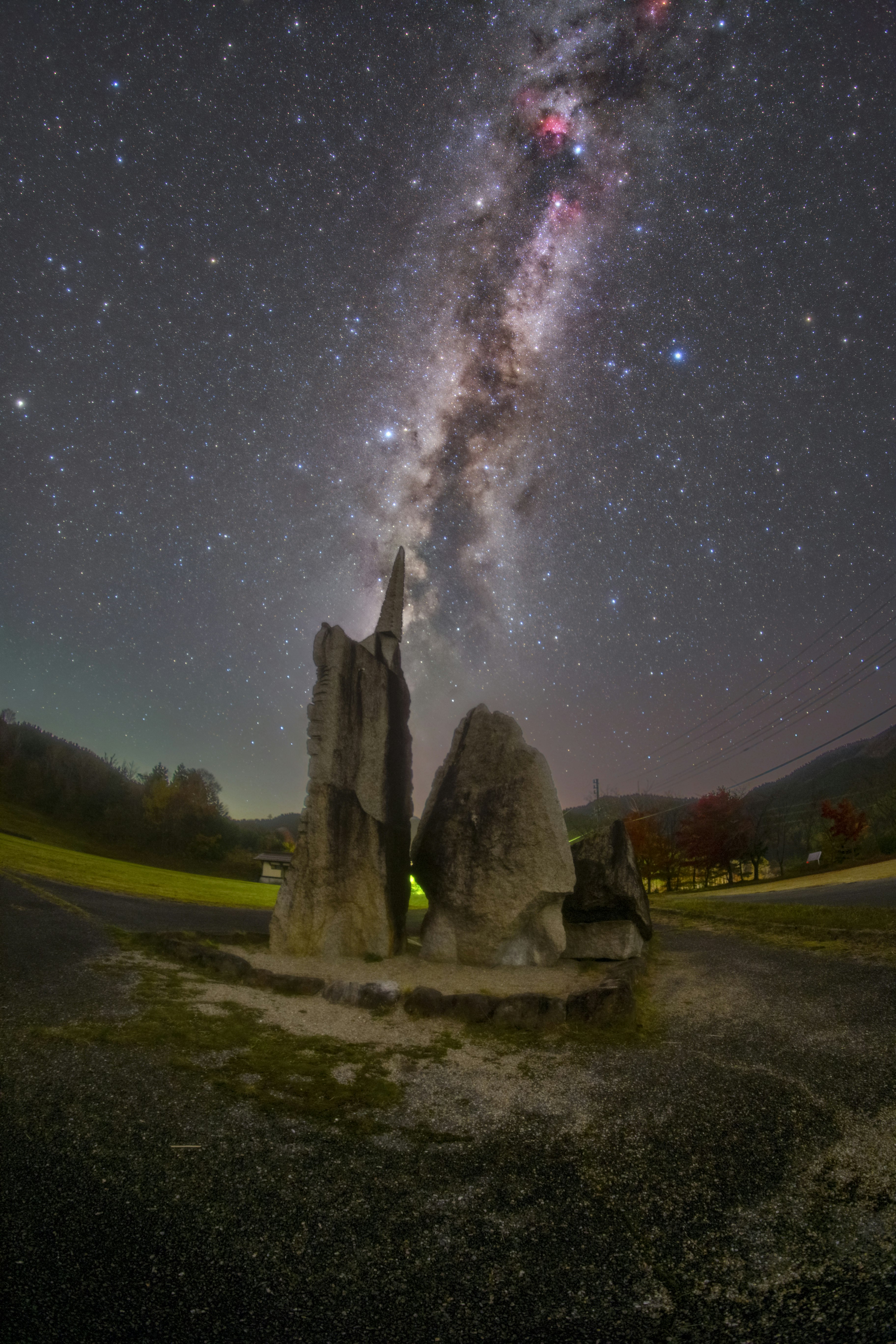 夜空に広がる天の川と石の立ち並ぶ古代遺跡