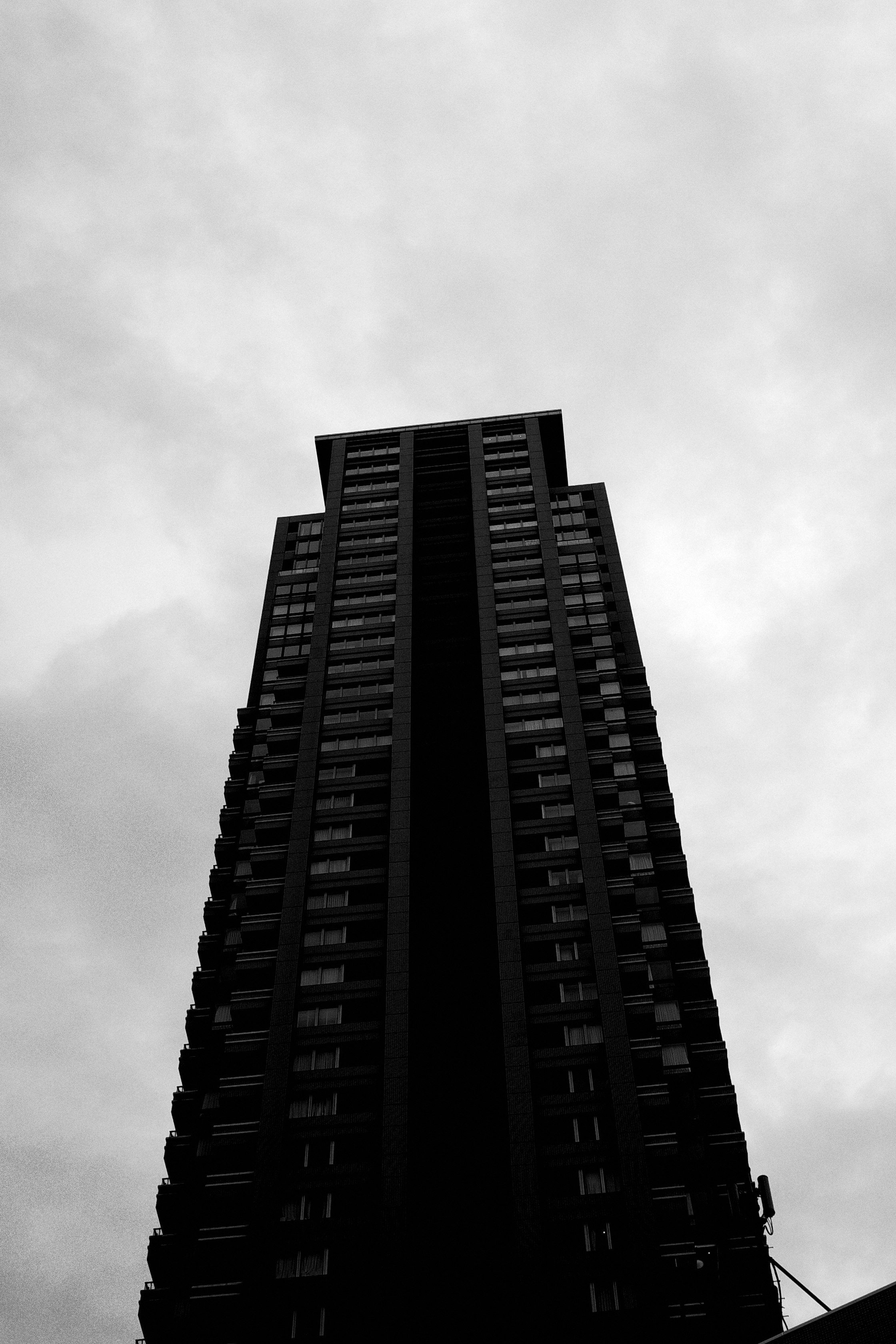 曇天の下にそびえる高層ビルの外観