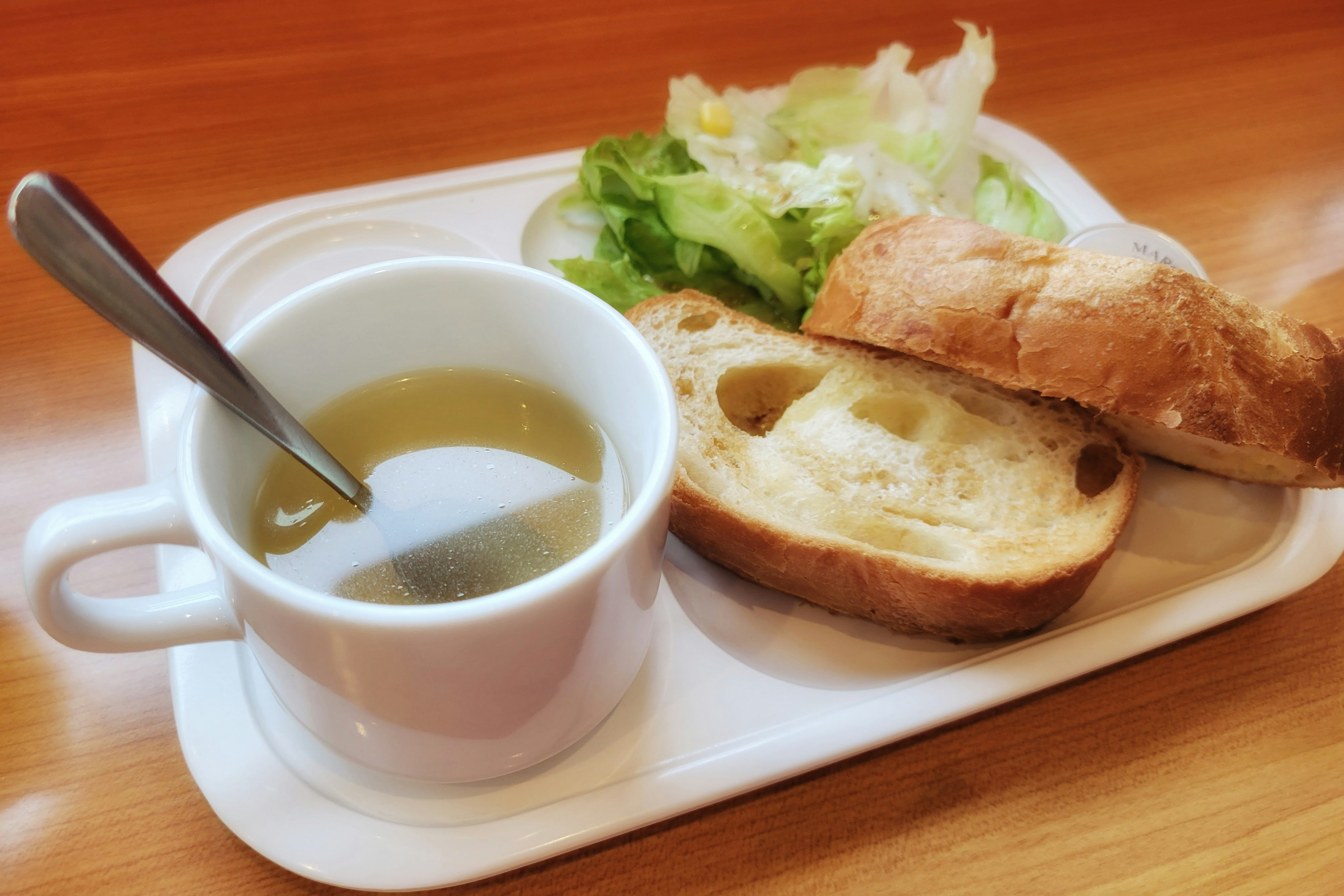 スープとパン、サラダのワンプレート