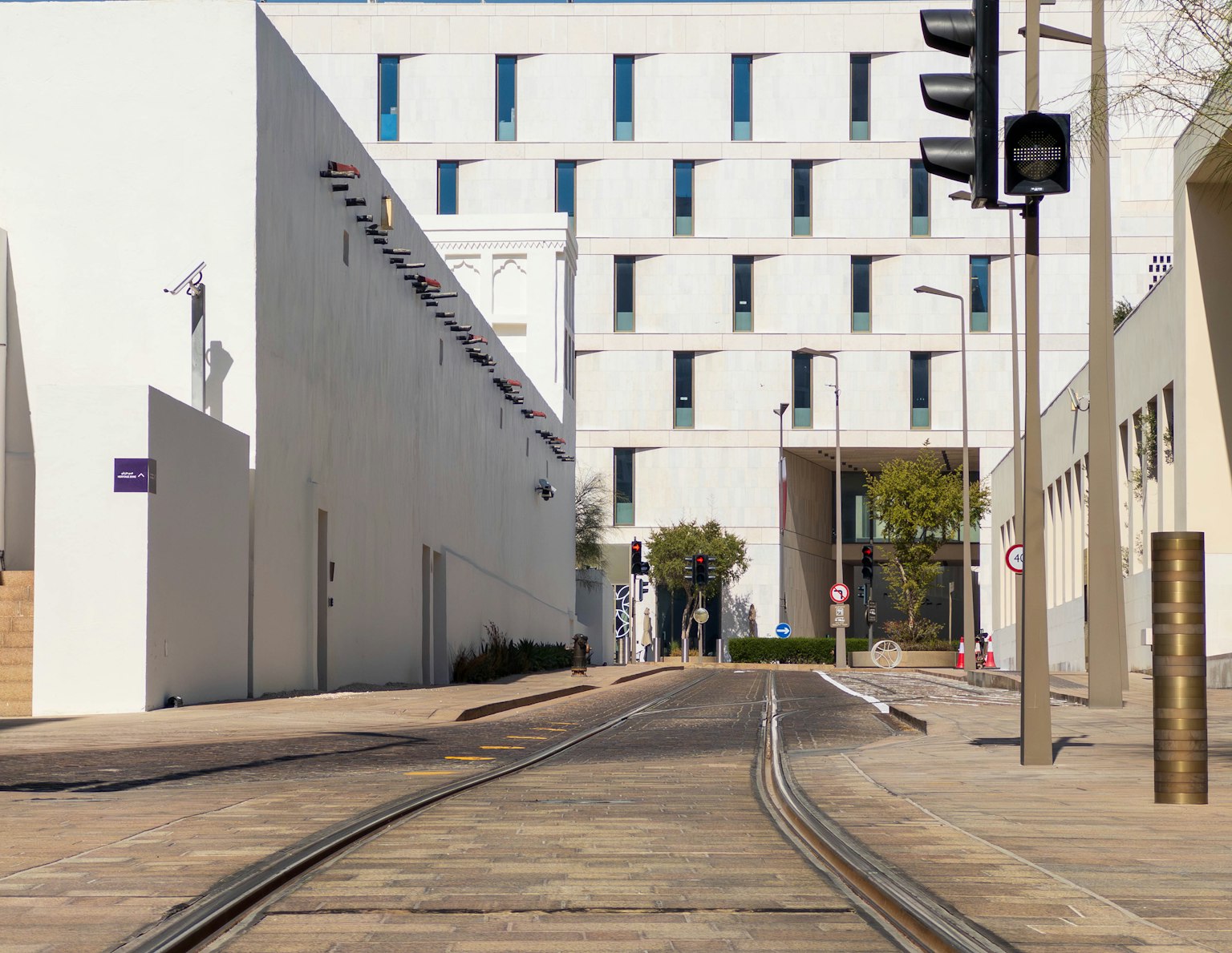 Scène urbaine avec un bâtiment blanc et des rails de tramway