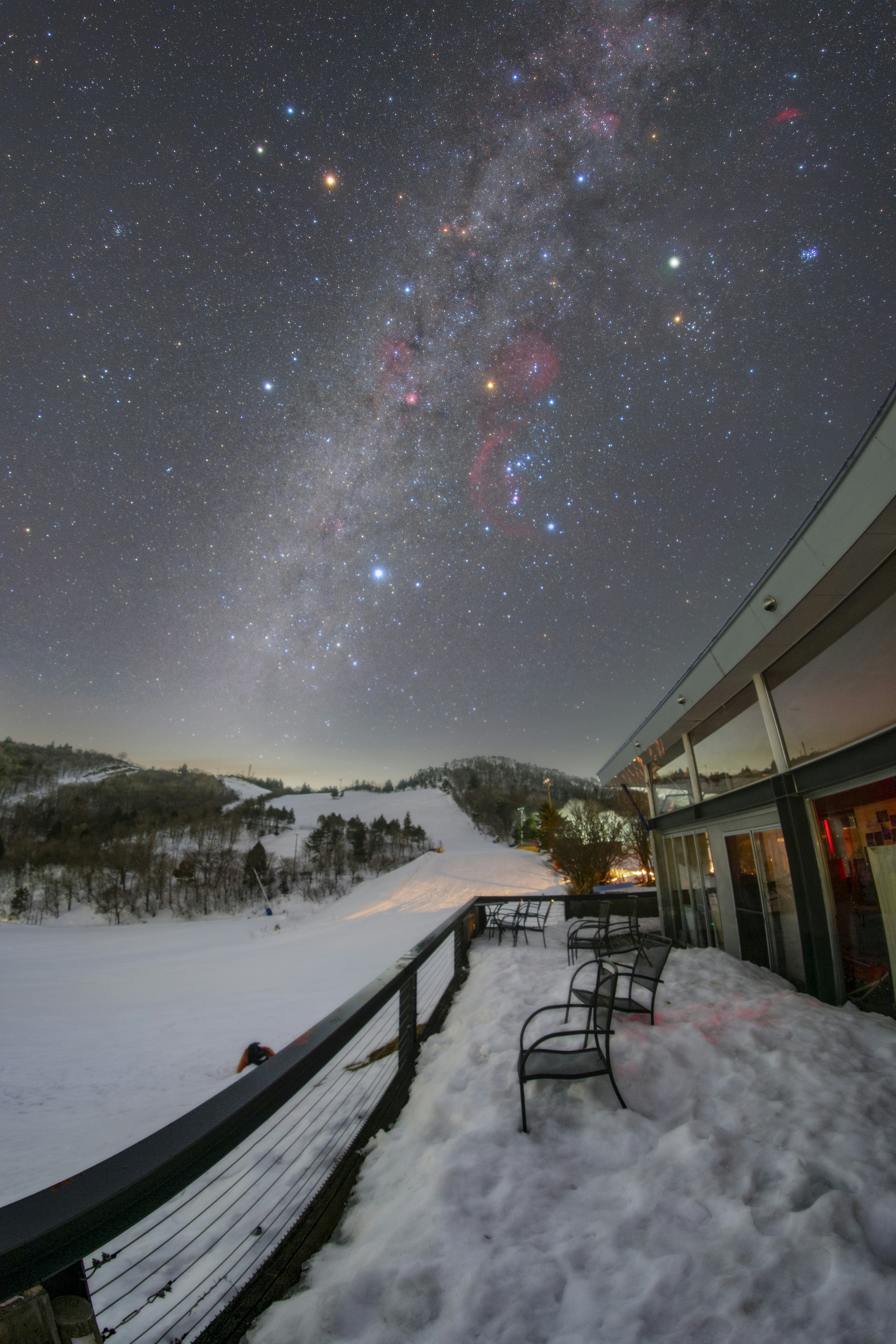 冬の雪原を見下ろす天空テラスからの星空と天の川