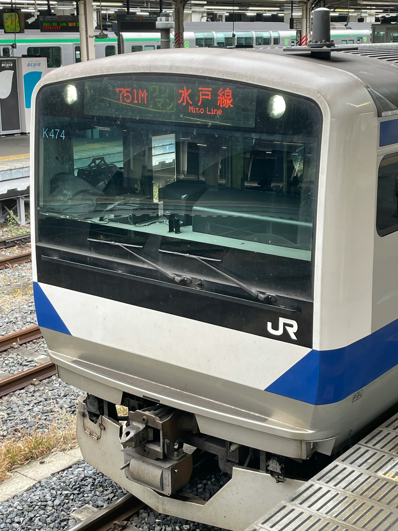 一列JR列車在車站停靠，駕駛艙可見