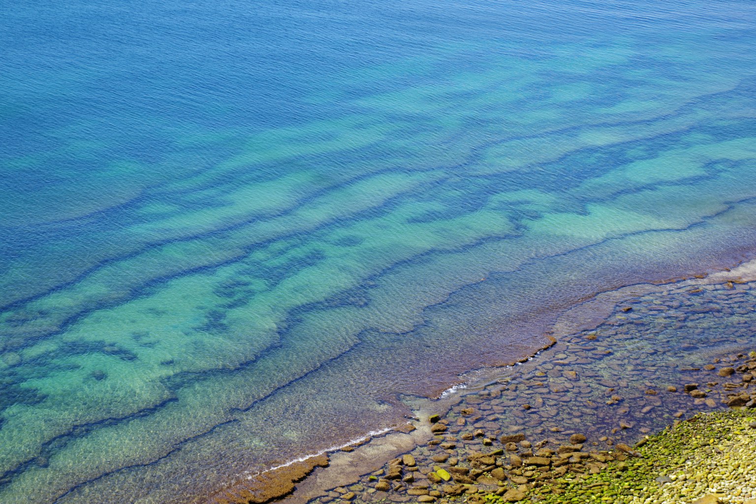 Paysage côtier avec mer bleue et eau claire ondulante