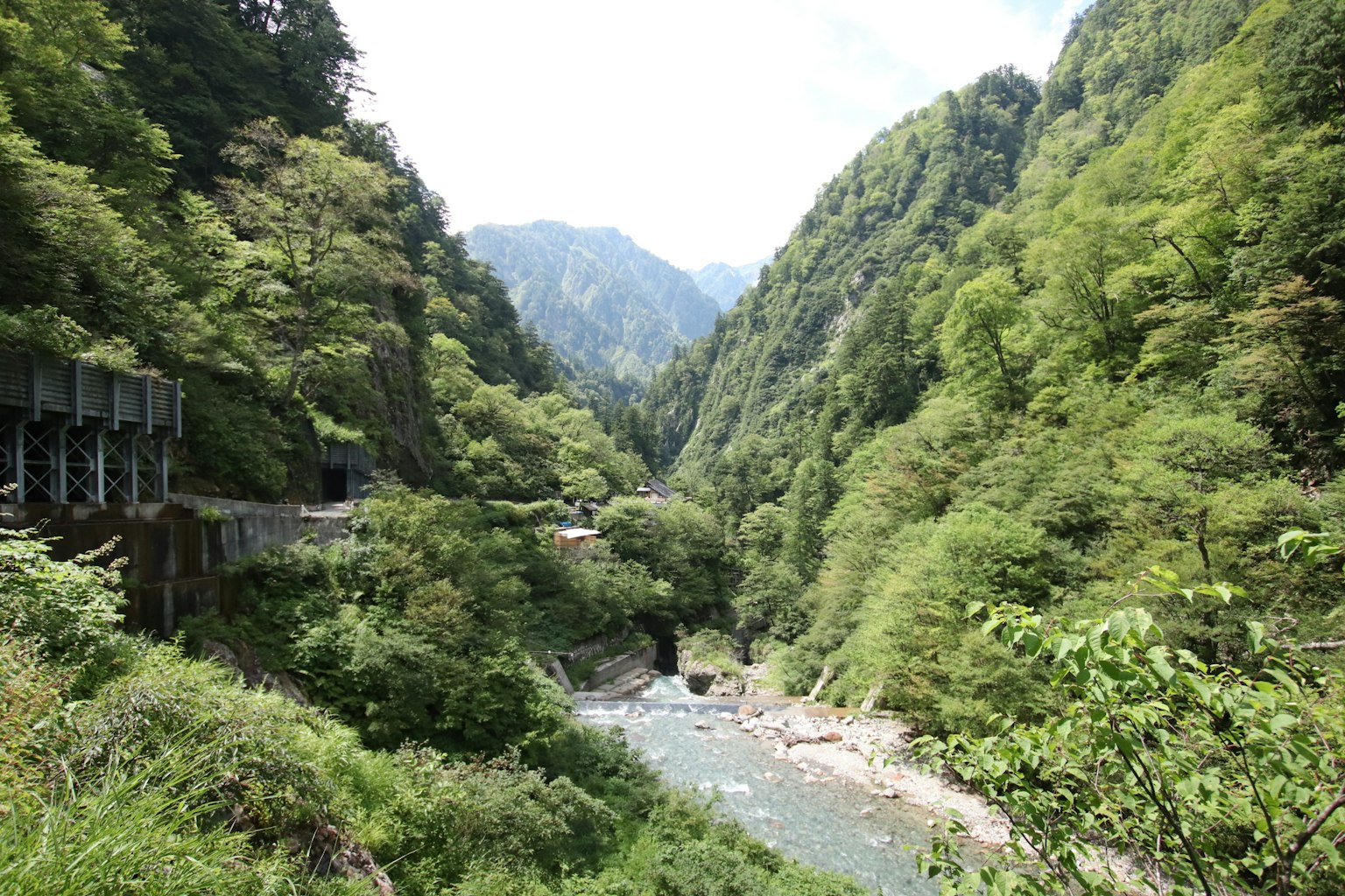 美丽的风景，绿色山脉和流动的河流