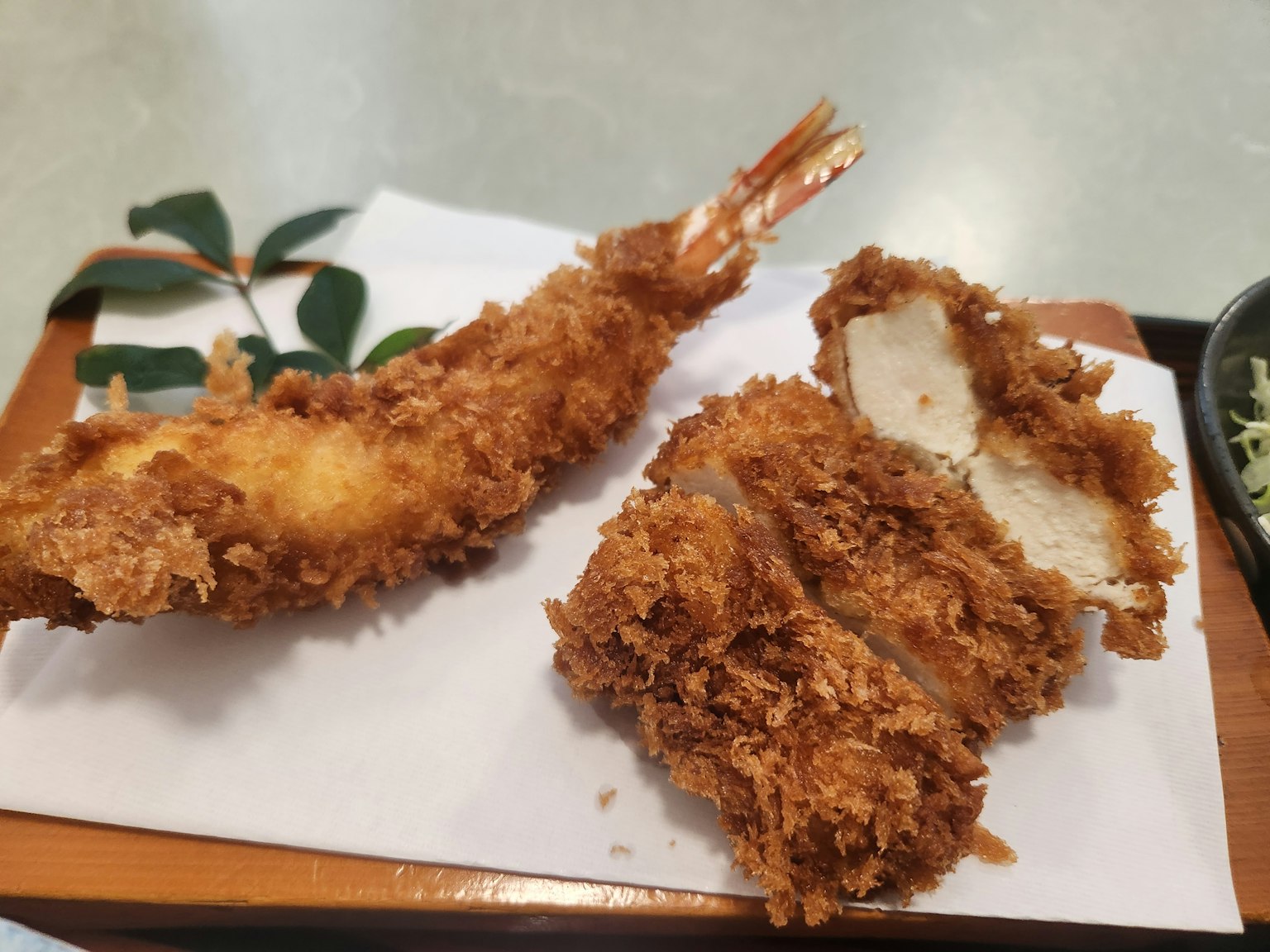 จานกุ้งทอดและไก่เสิร์ฟบนจาน