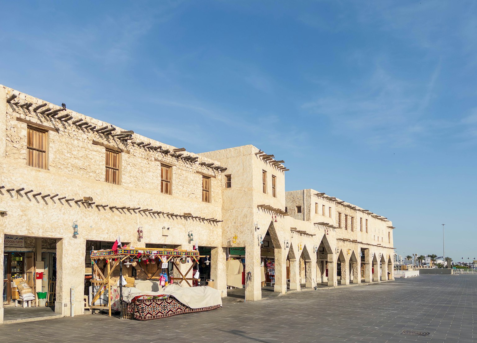 Escena de mercado con arquitectura árabe tradicional bajo un cielo azul