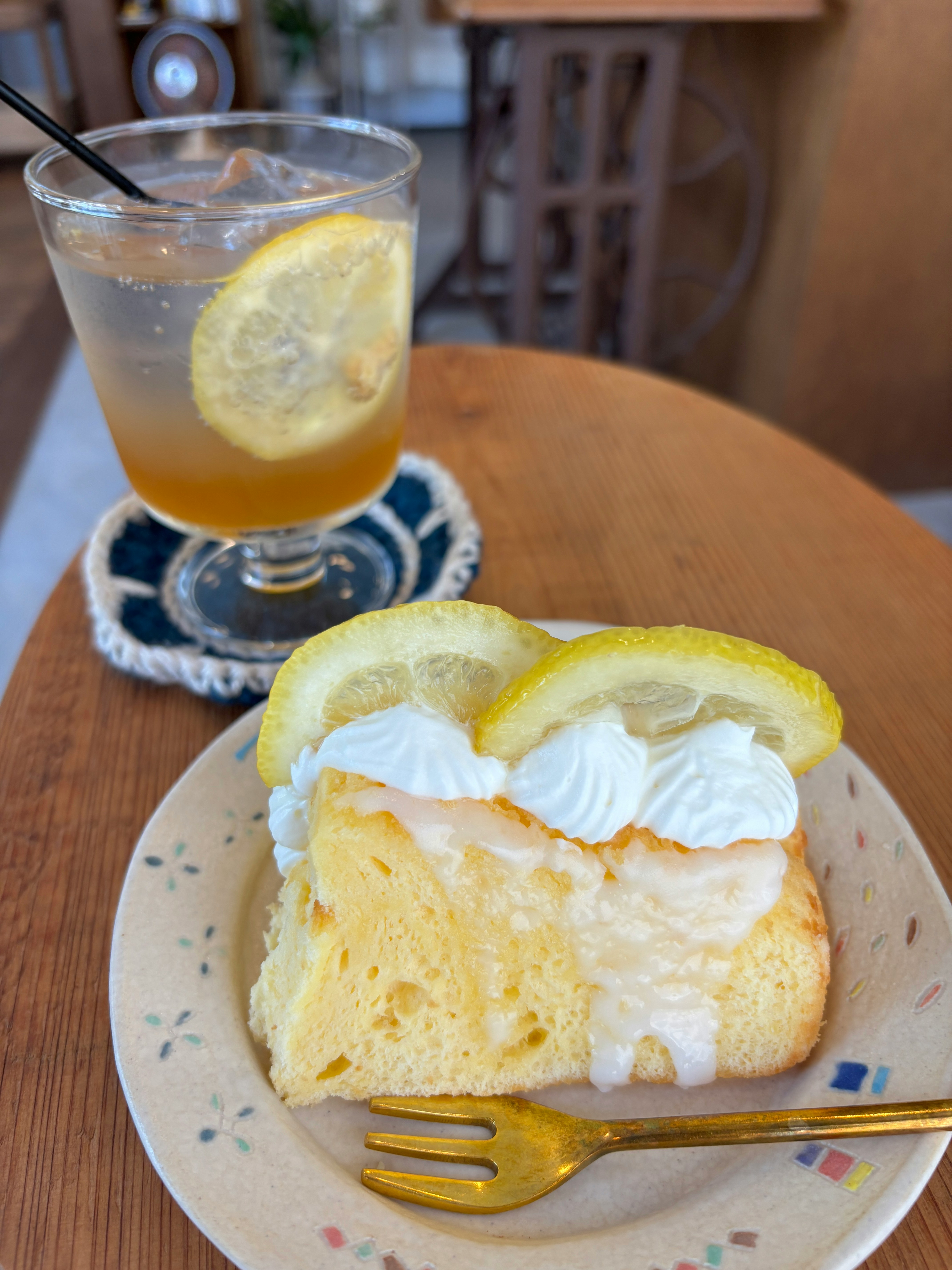 レモンの飲み物とレモンケーキのあるカフェのテーブル