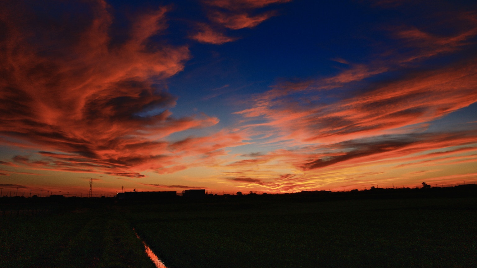 Atardecer vibrante con nubes coloridas y cielo dramático