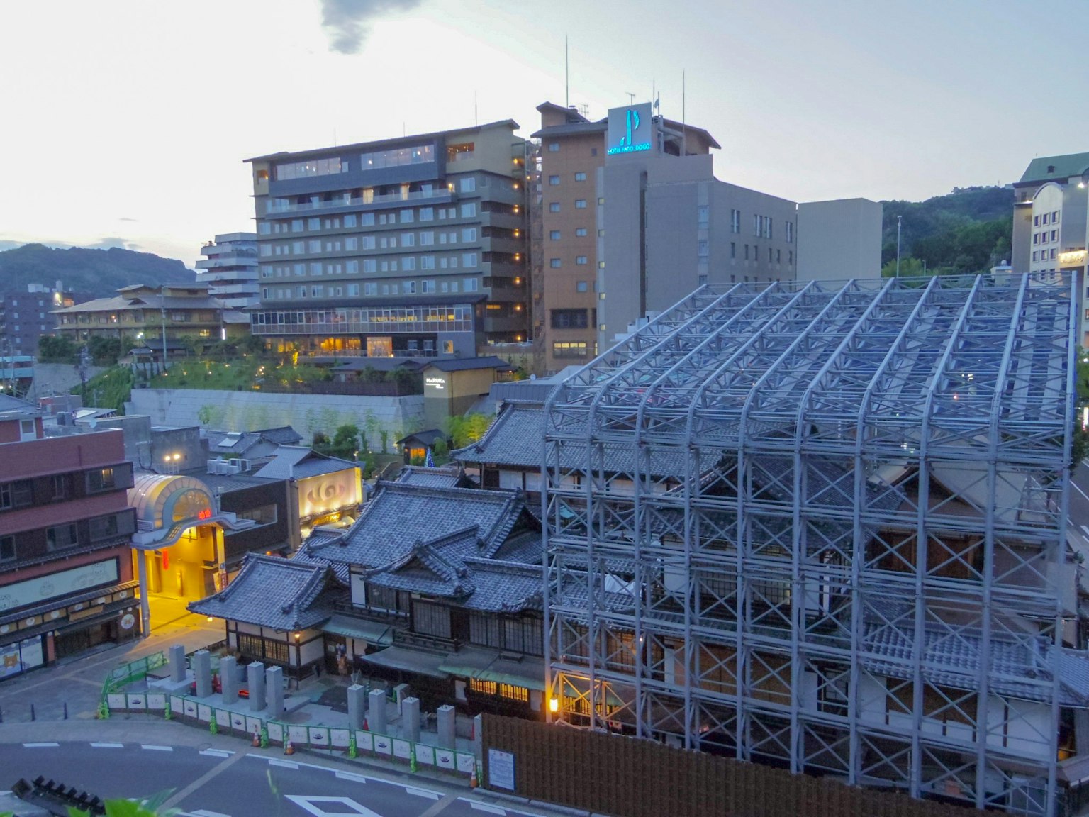 温泉小镇的夜景，展示现代建筑和传统日本建筑