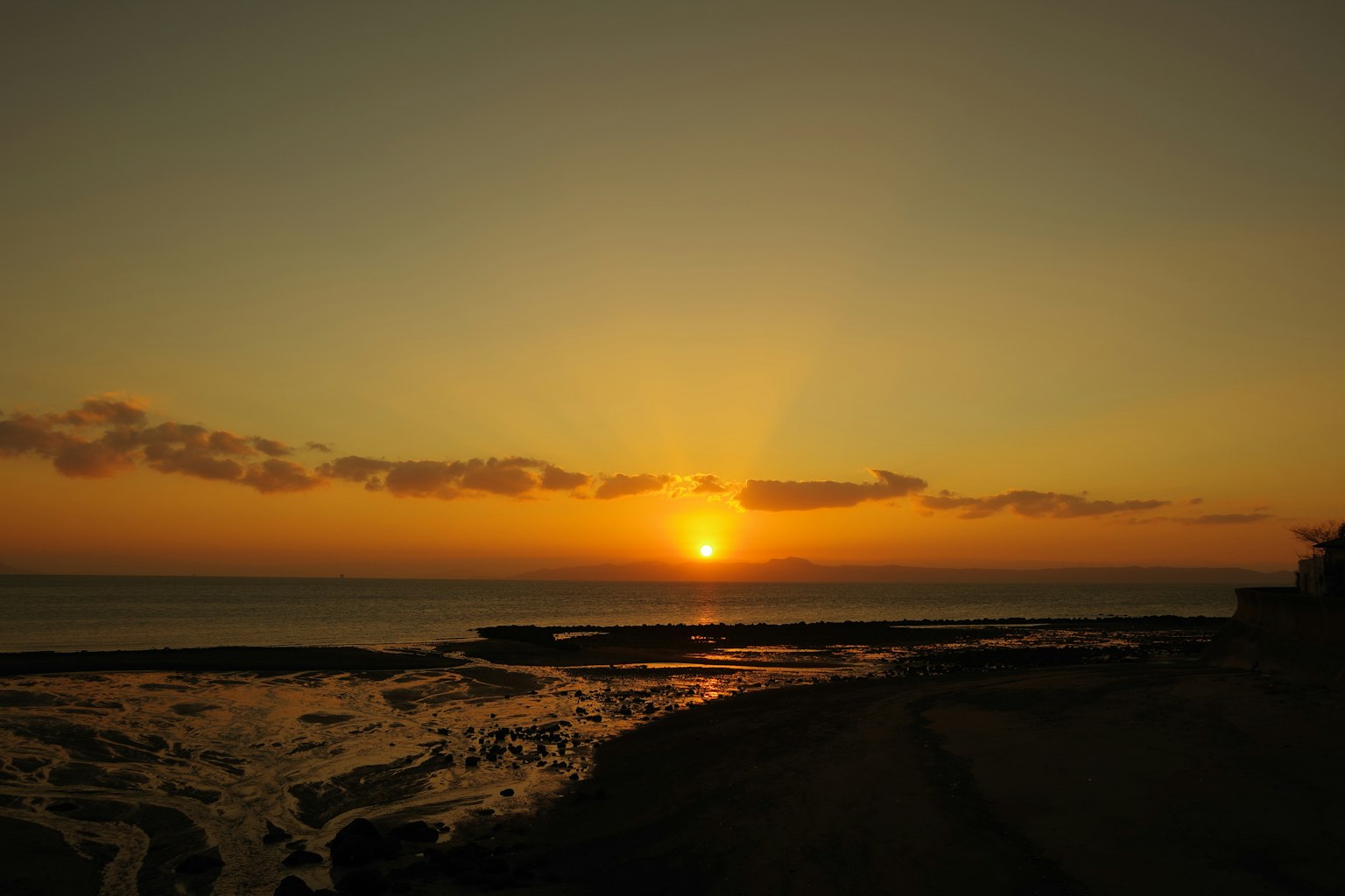 Hermoso atardecer sobre el océano con una costa tranquila