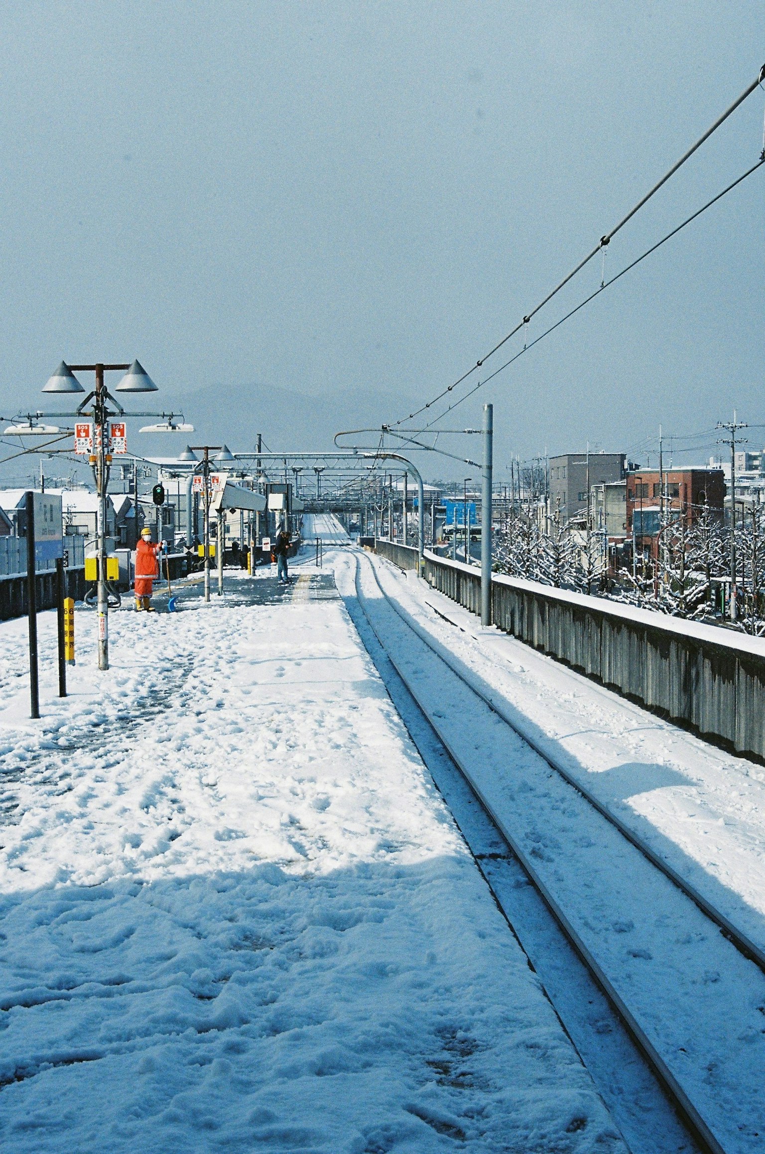 Gare et voies ferrées recouvertes de neige