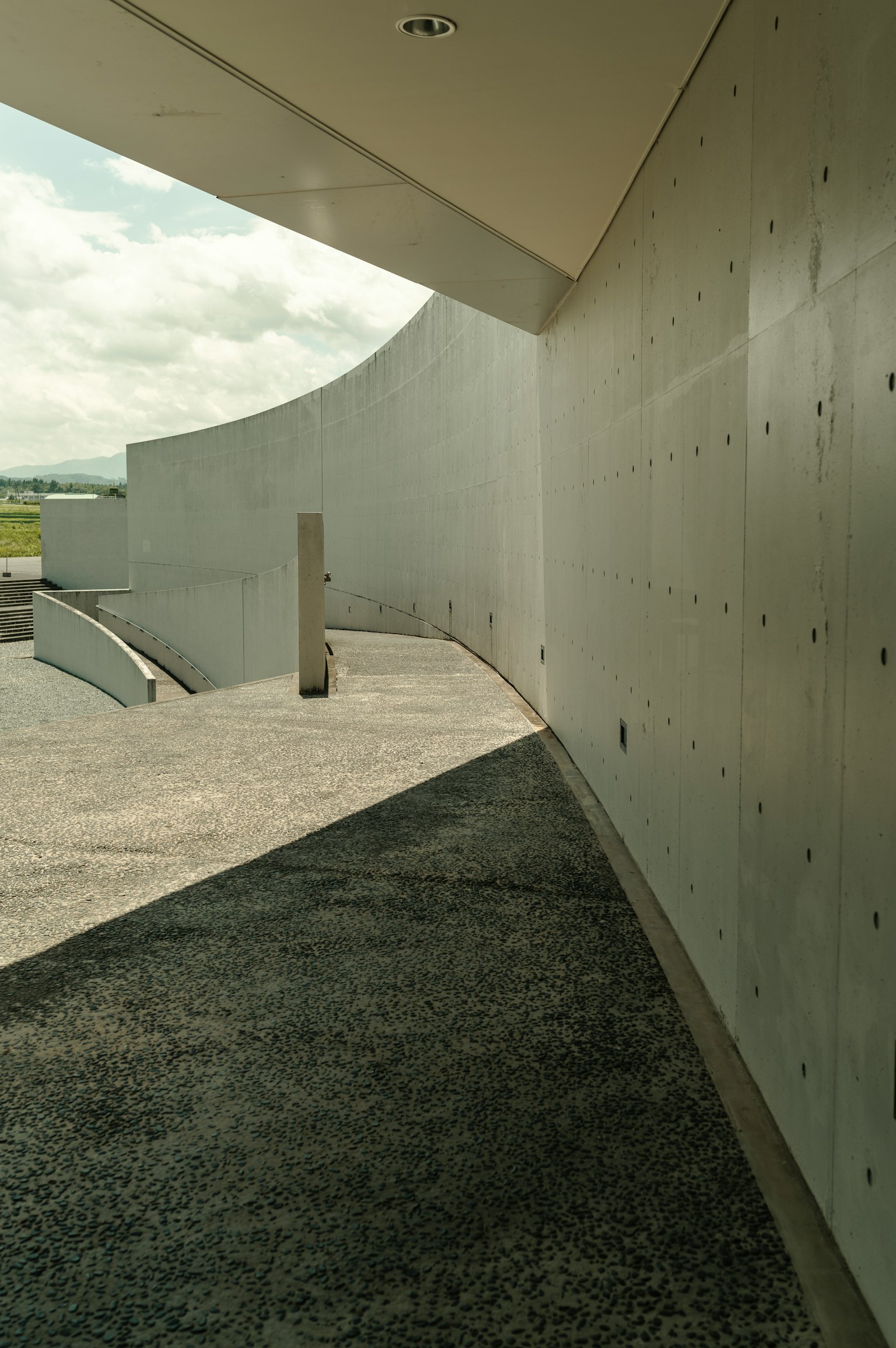 Interior bangunan modern dengan dinding beton melengkung