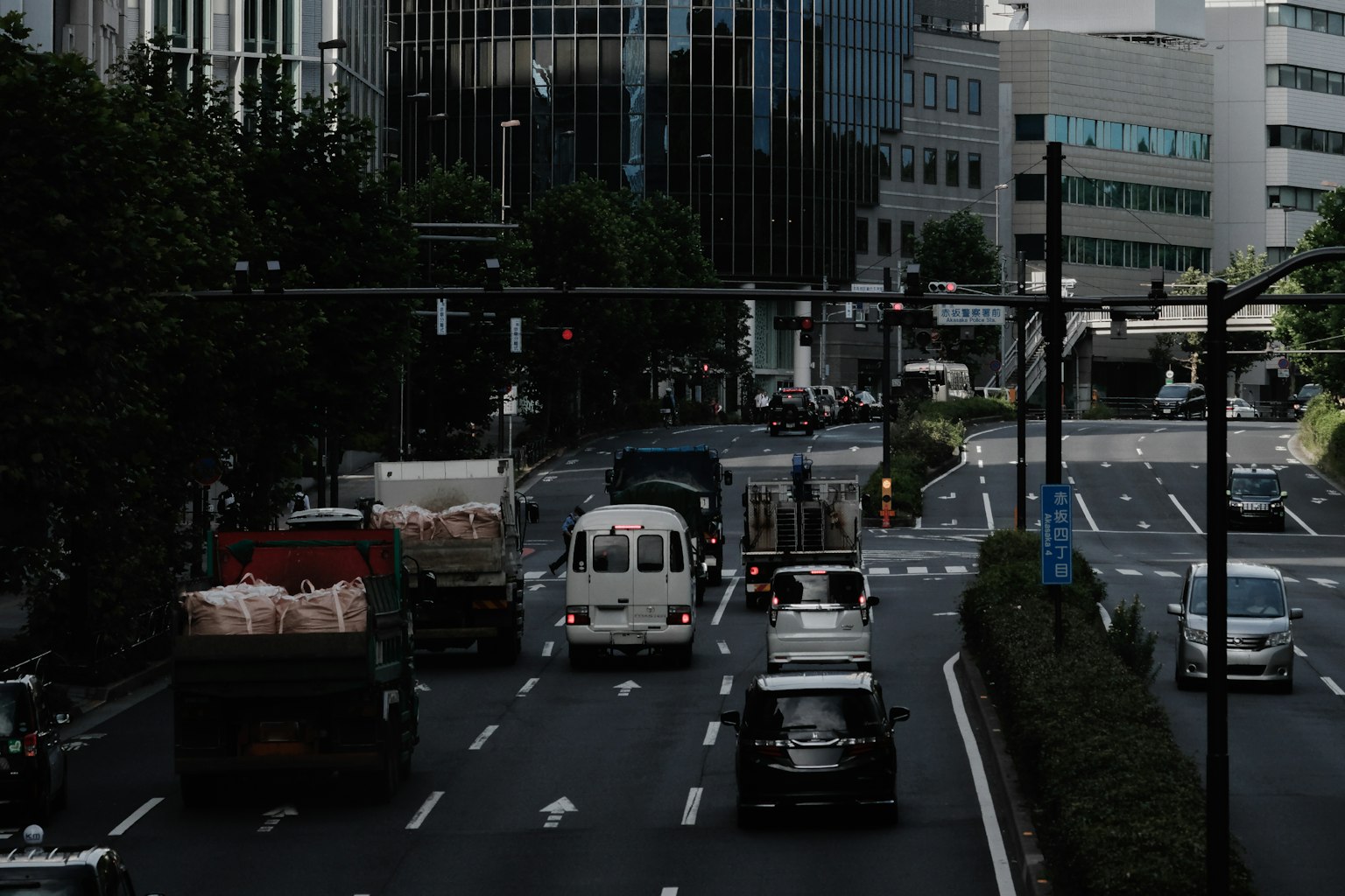 Städtische Verkehrsszene mit Lastwagen und Autos auf der Straße