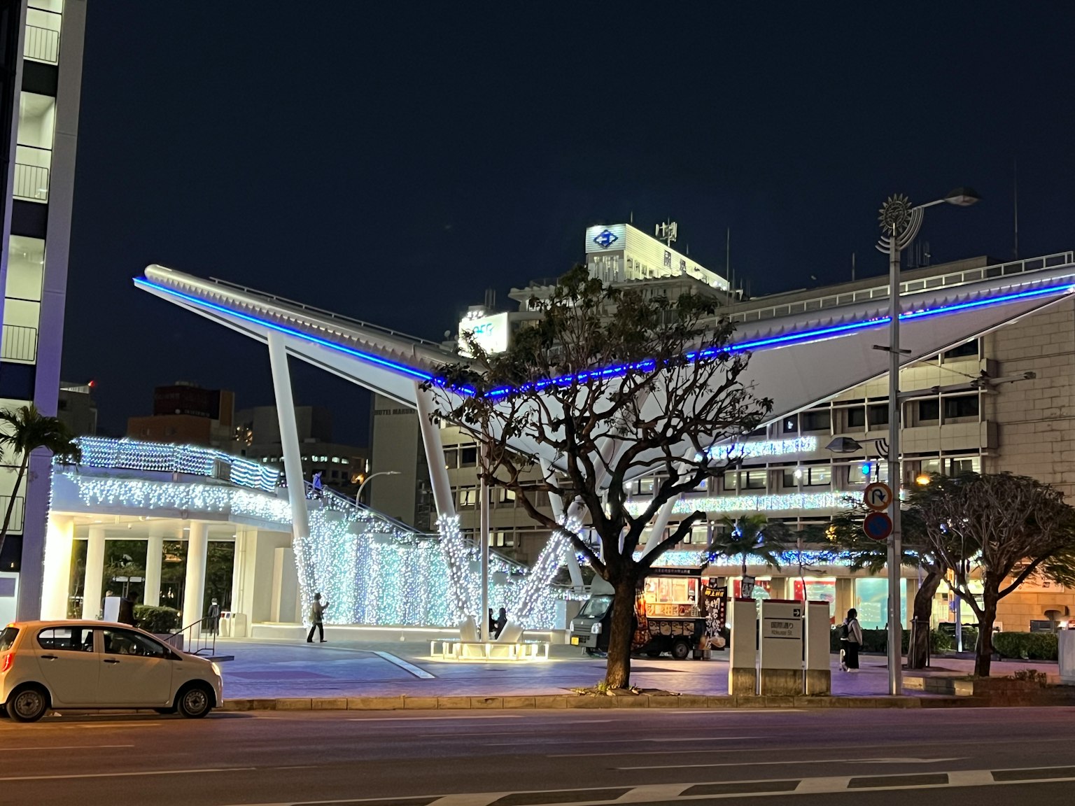 现代建筑在夜晚以蓝色灯光照亮，展现独特的建筑风格