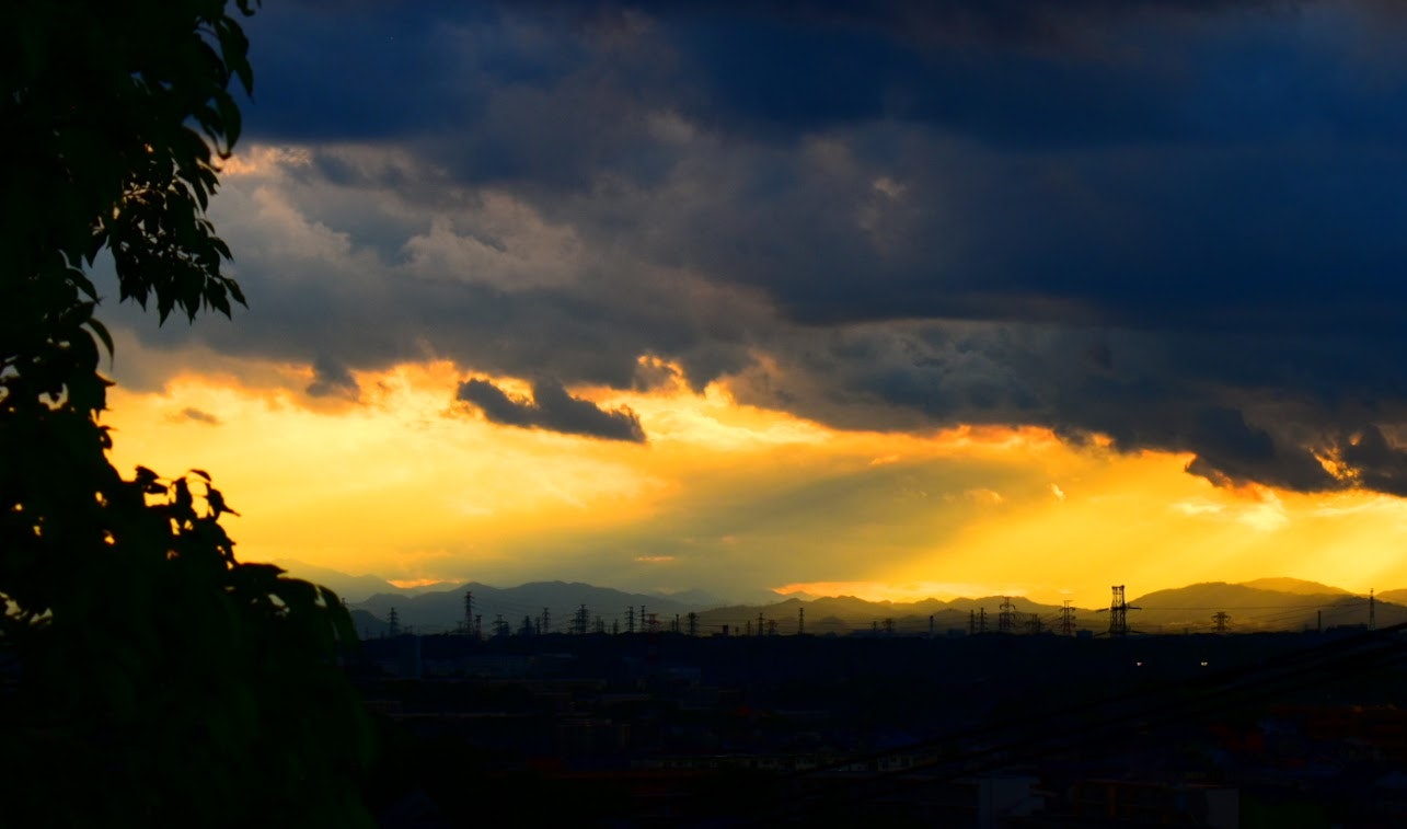 夕焼けの空に広がる薄明光線