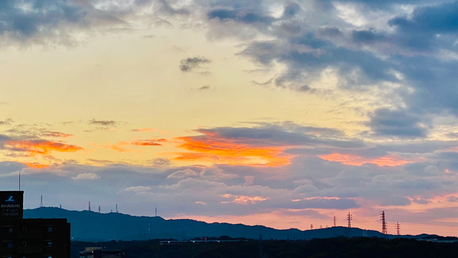 Paesaggio con cielo al tramonto e silhouette di montagne