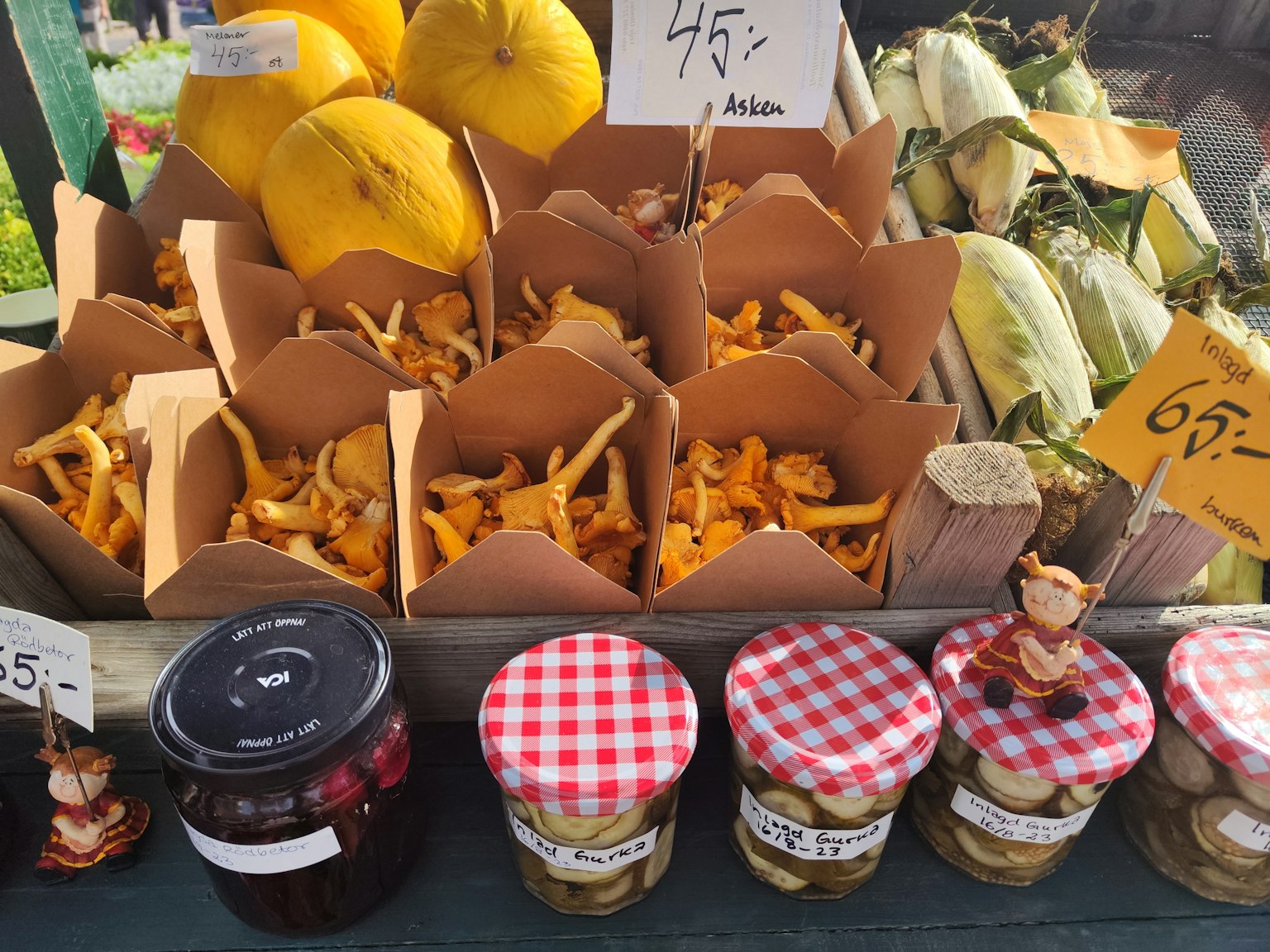 Funghi freschi e barattoli di marmellata esposti in un mercato