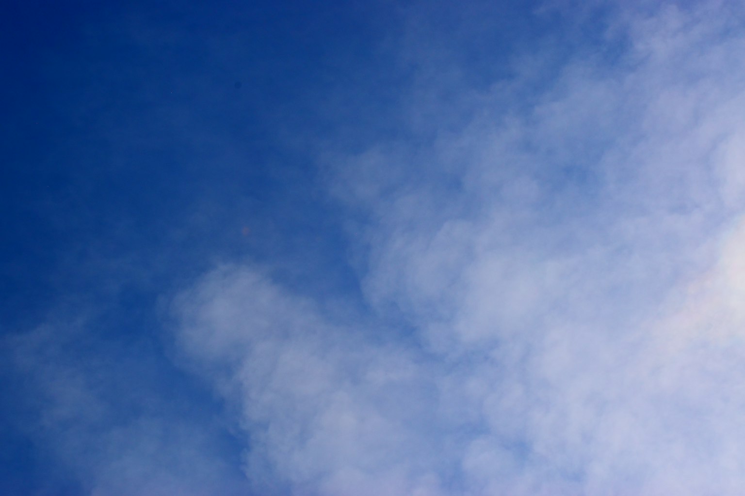 Tekstur lembut awan di langit biru