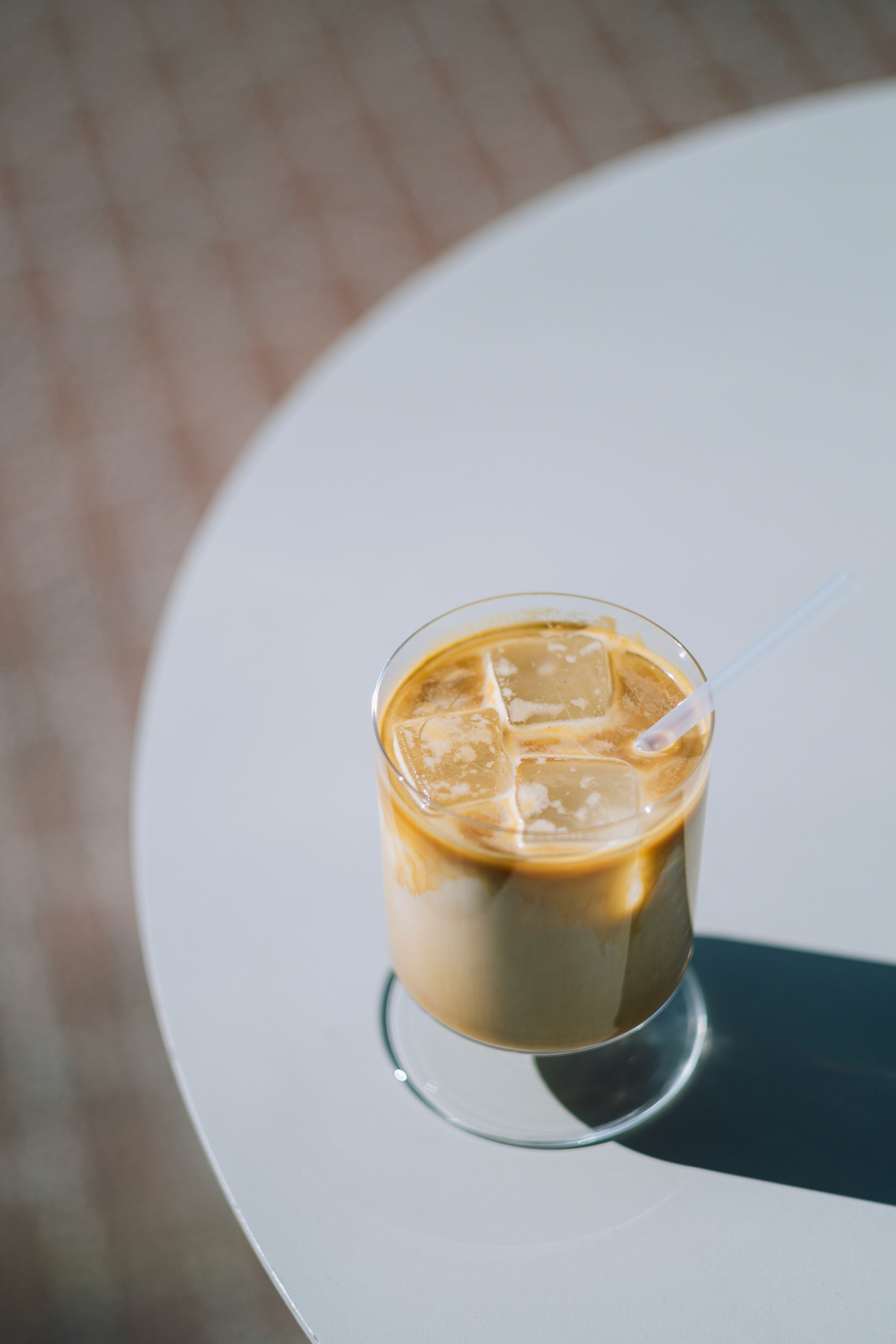 Close-up gelas kopi es dengan es batu
