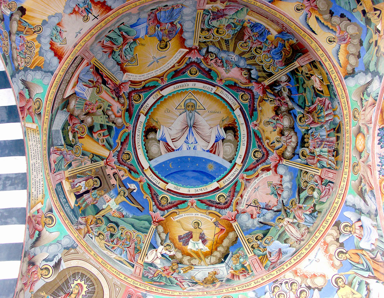 Vibrante kreisförmiges Fresko mit mythologischen Szenen an einer wunderschön bemalten Decke