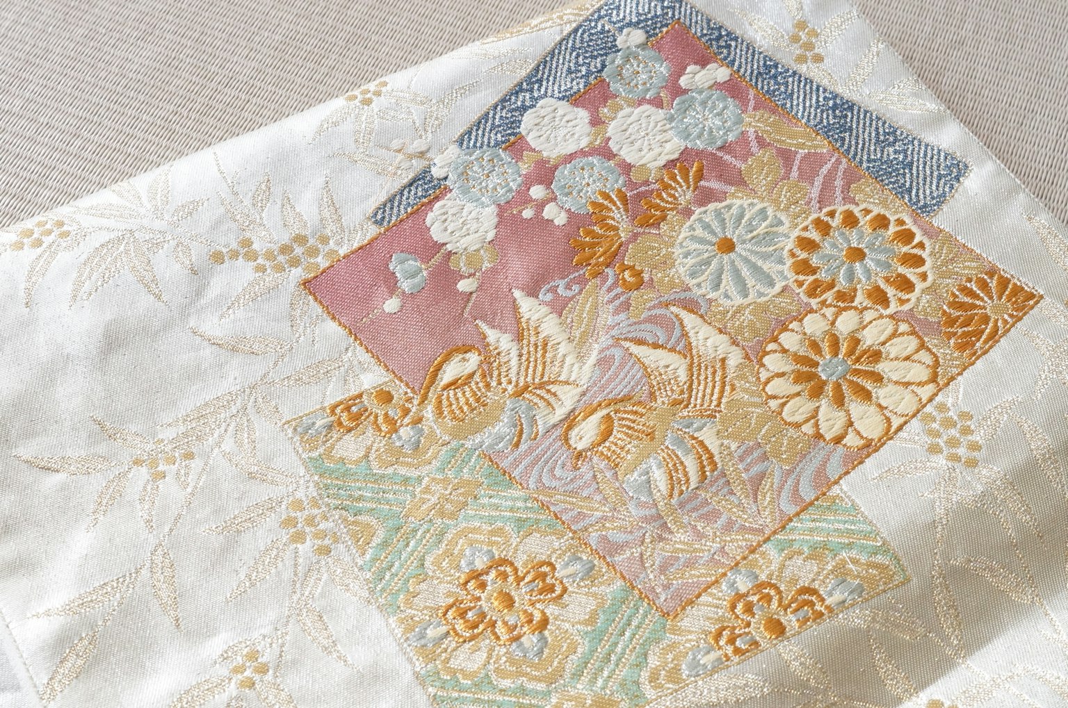 Tissu avec des patchs floraux brodés de différentes couleurs