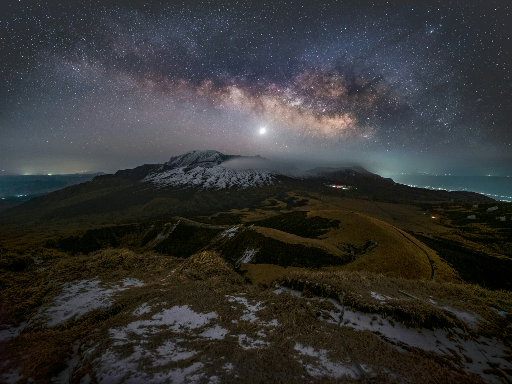 阿蘇の夜空に広がる天の川と山並み