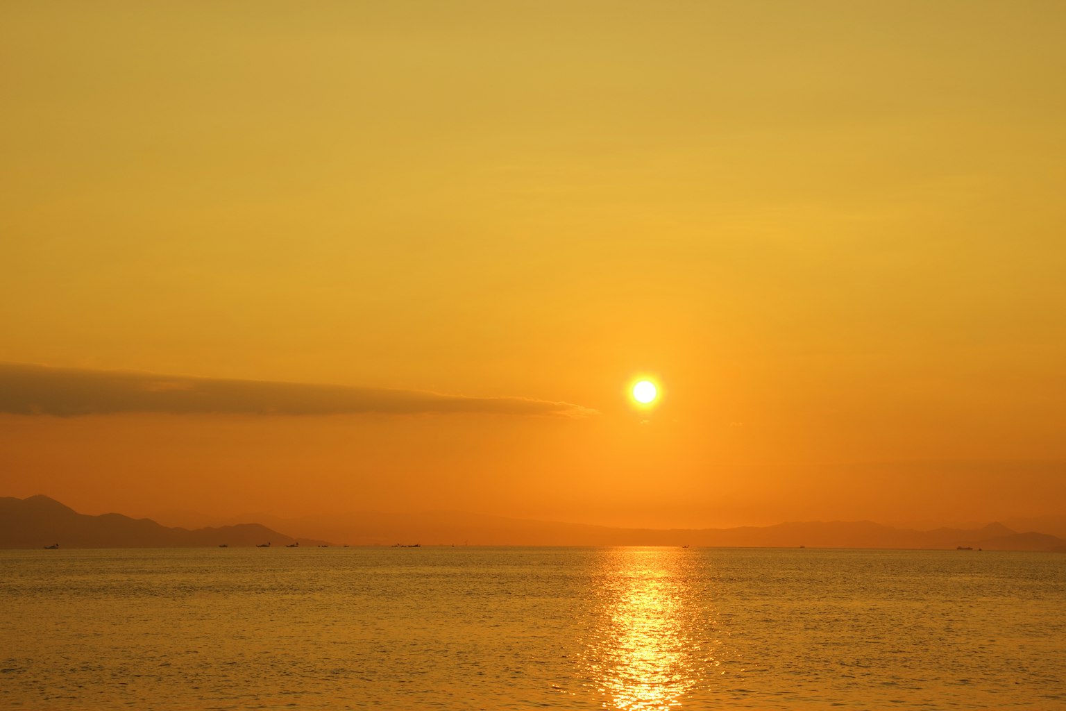 Belle scène de crépuscule avec le coucher de soleil sur l'océan