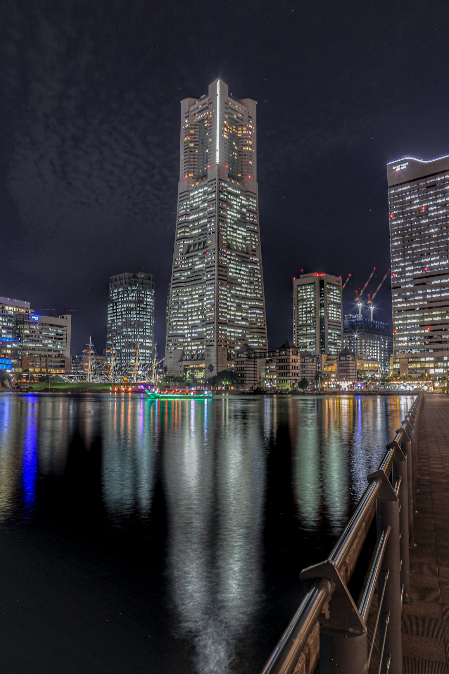 Hermosa escena nocturna de los rascacielos de Yokohama reflejándose en el agua