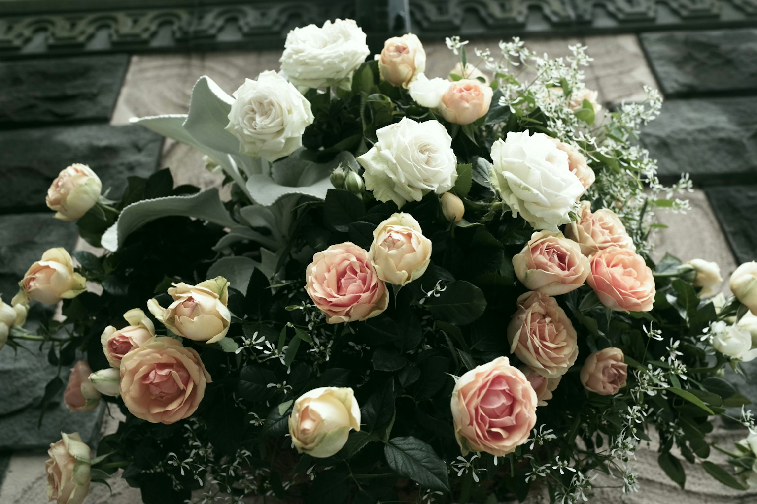 Ein schöner Blumenstrauß mit bunten Rosen und weißen Blumen