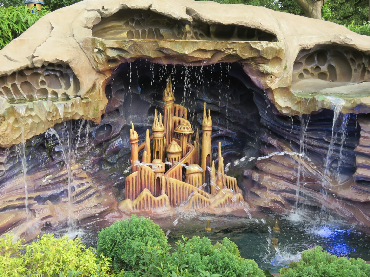 Una fontana fantasiosa con un castello circondato da acqua che scorre