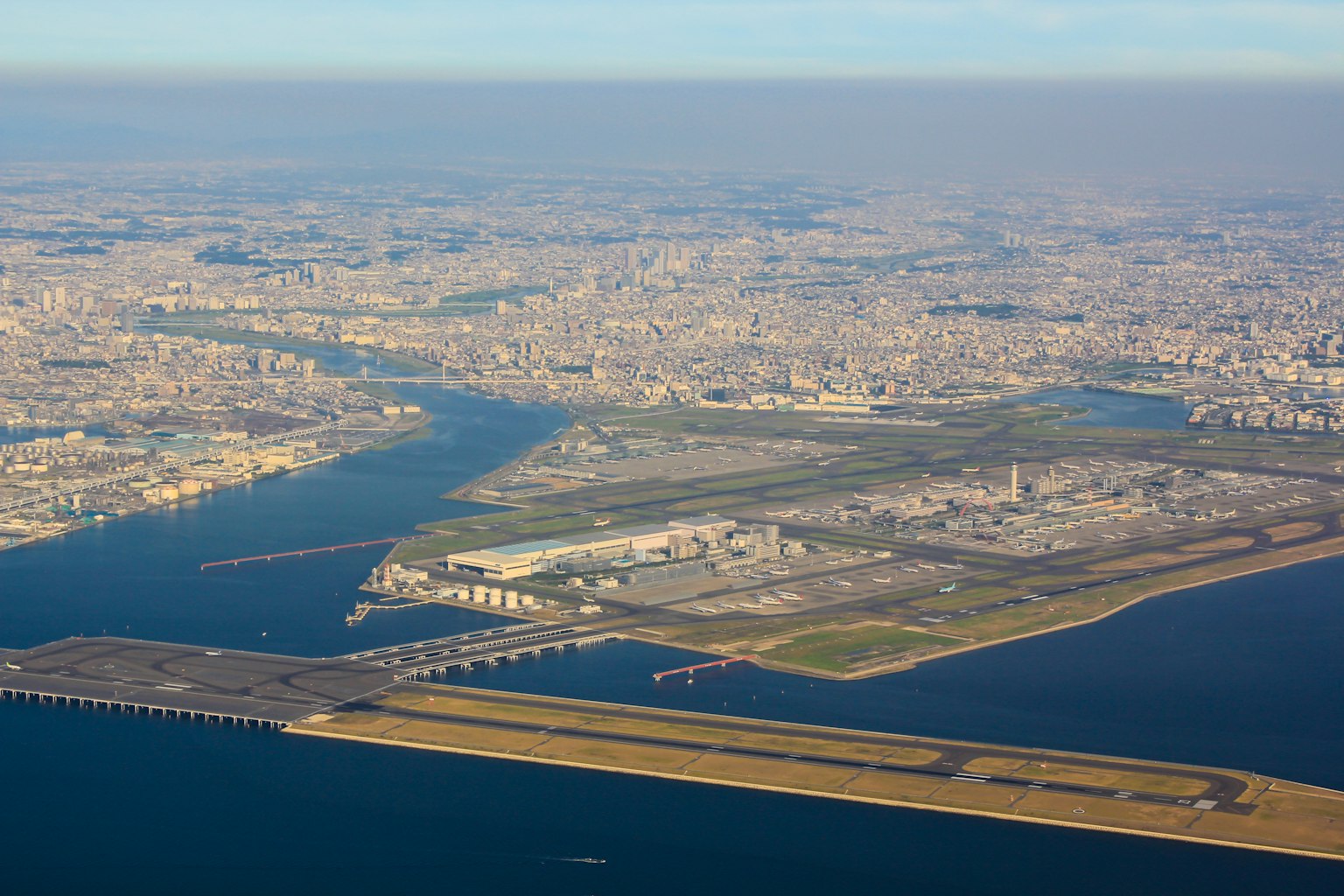 Vista aérea de una ciudad con vías fluviales y áreas industriales visibles