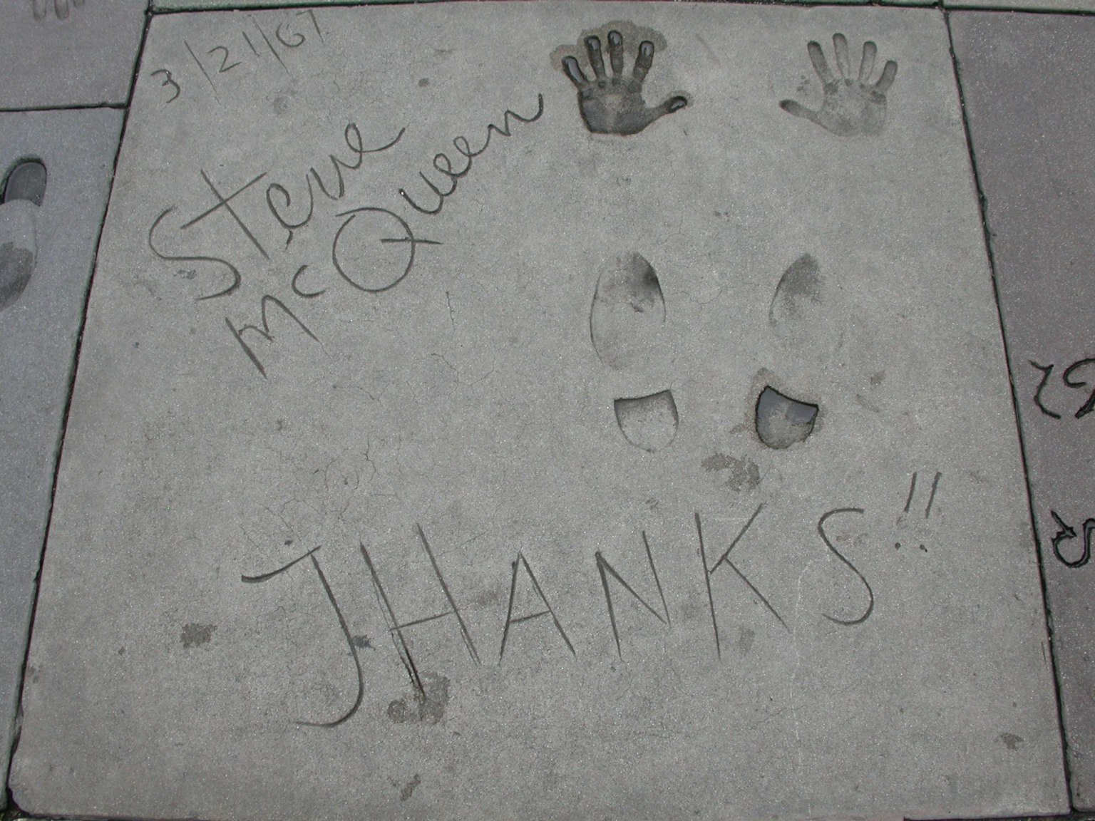 Lastre di cemento con impronte di mani e piedi di Steve McQueen e l'iscrizione JHANKS