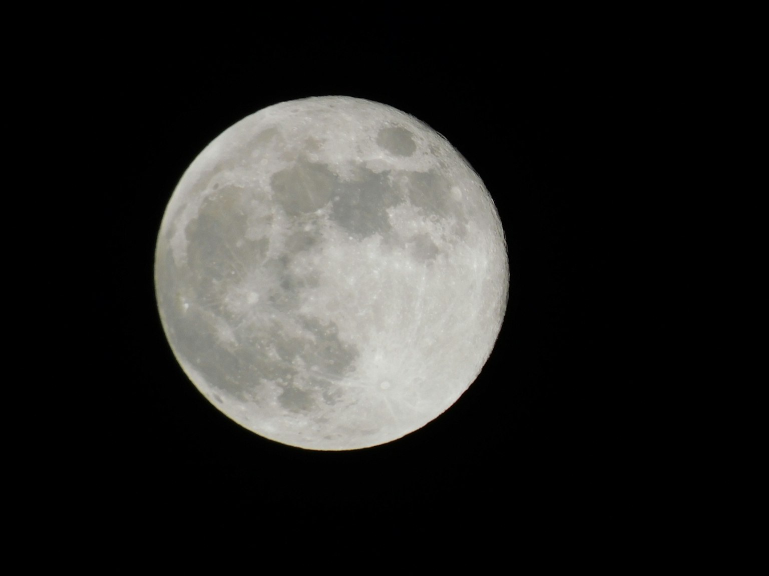Helle Vollmond gegen einen schwarzen Himmel