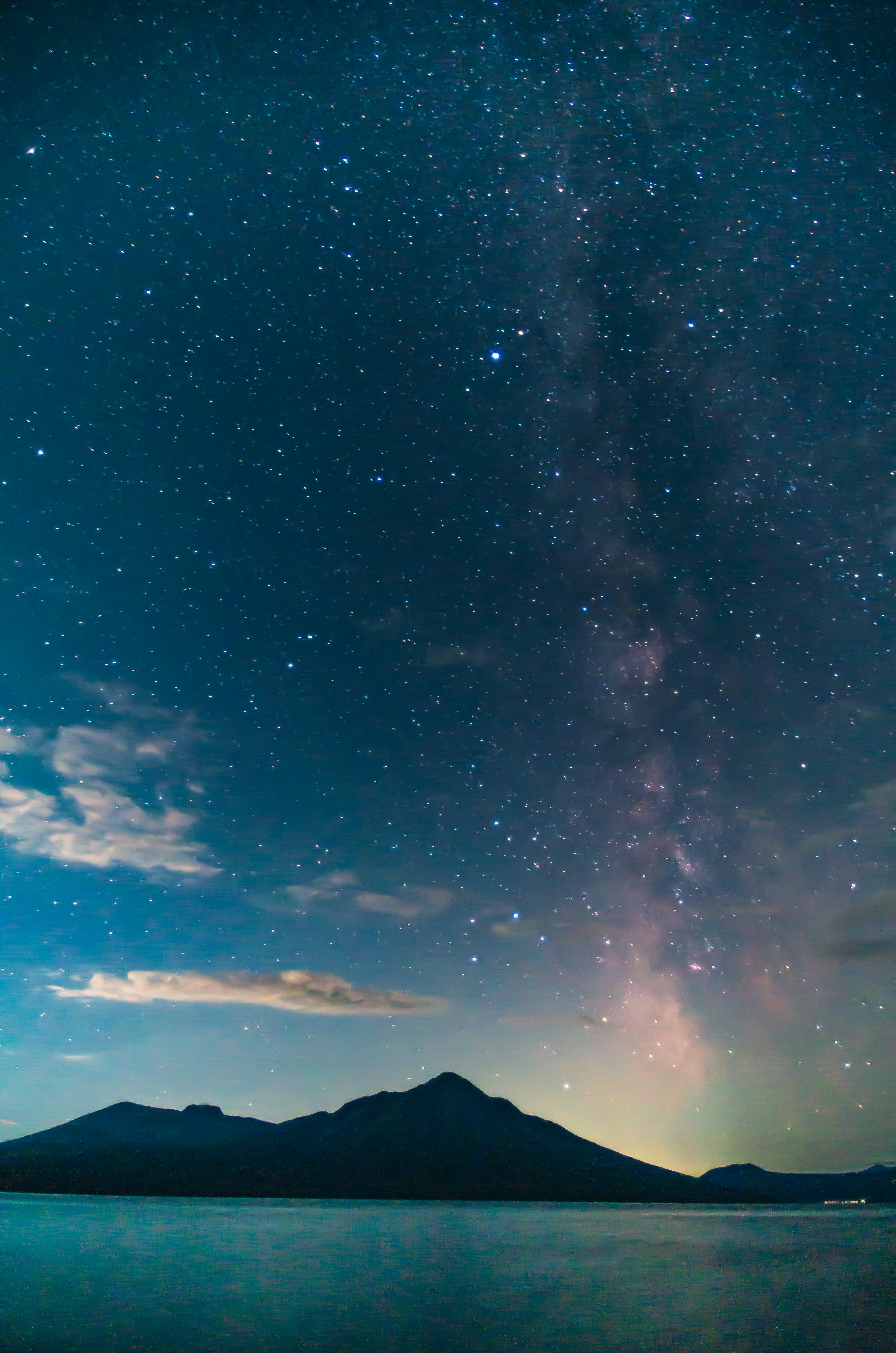 支笏湖の夜空に広がる星と雲の表情