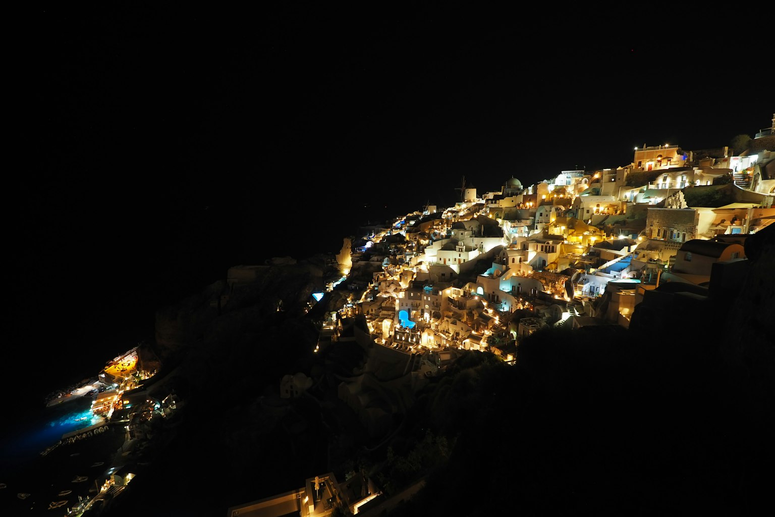 Hermosa vista de la ciudad de noche con edificios y calles iluminadas