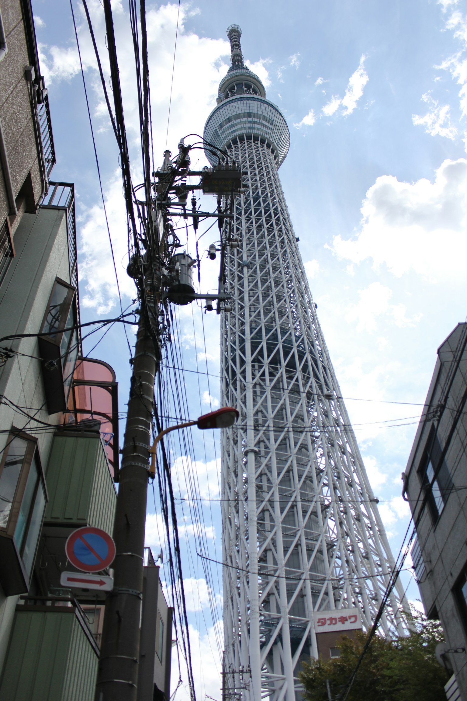 Tokyo Skytree cao vút trên các tòa nhà thành phố và dây điện