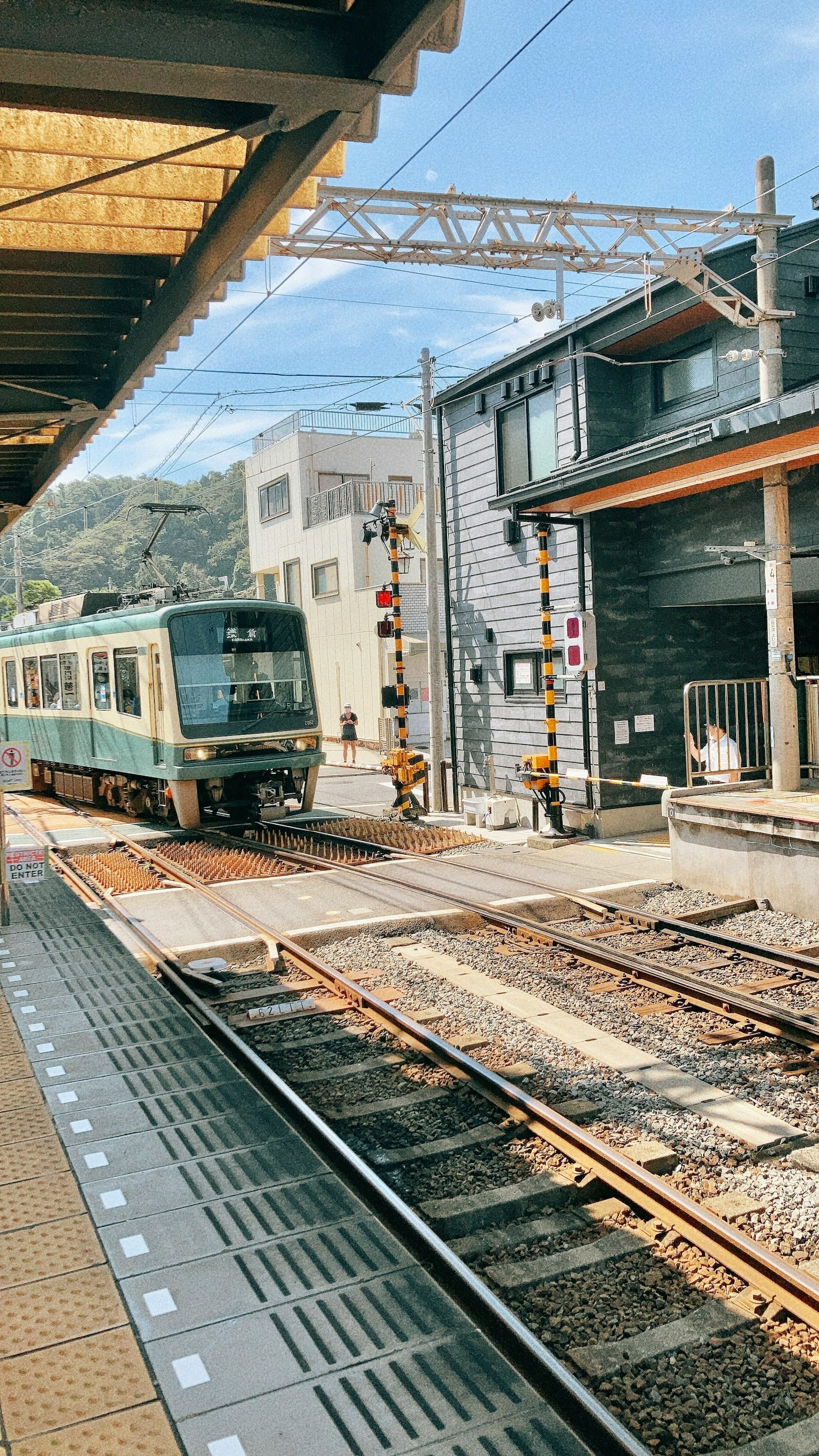 Train à une station avec des bâtiments environnants