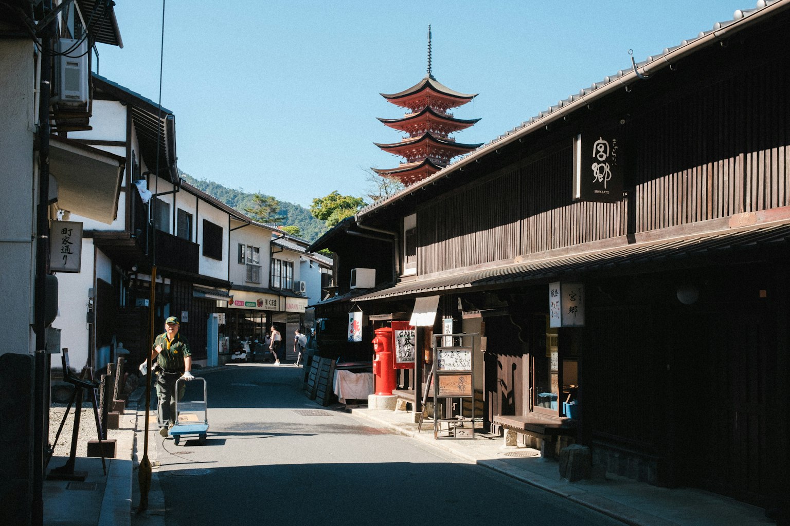 传统日本街道场景，背景有一座塔
